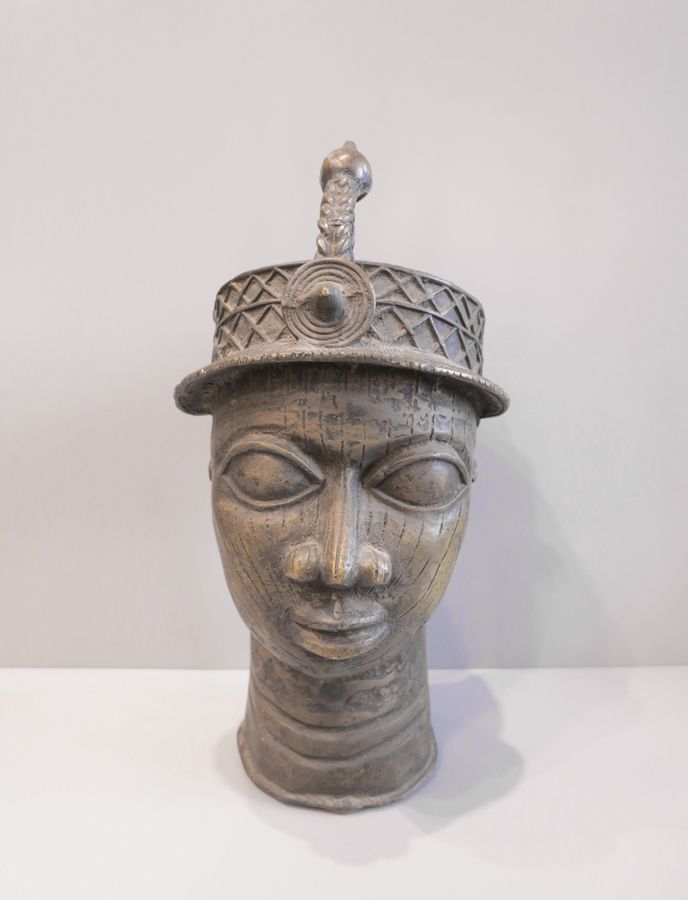 Tête Ifé en bronze Tête de roi Oni.

Bronze réalisée à la cire perdue. 

Nigéria&hellip;