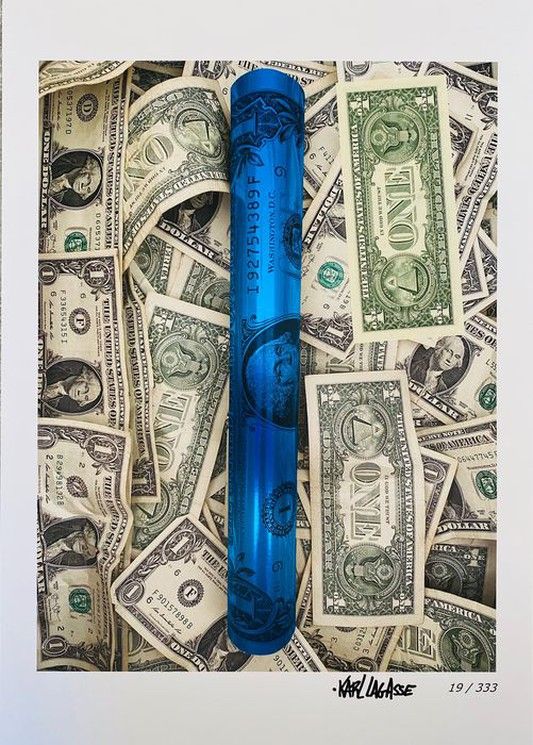 KARL LAGASSE ( né en 1981) 艺术家Karl LAGASSE的单版石版画。真正的蓝色镀金 增强了拼贴的1美元原票。

作品编号为333，&hellip;