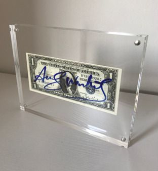 Andy WARHOL (d'aprés) 1美元纸币、毡笔和WARHOL基金会的印章

蓝色标记的纸条，15.8 x 6.8厘米

正面蓝色标记的签名：安迪-&hellip;