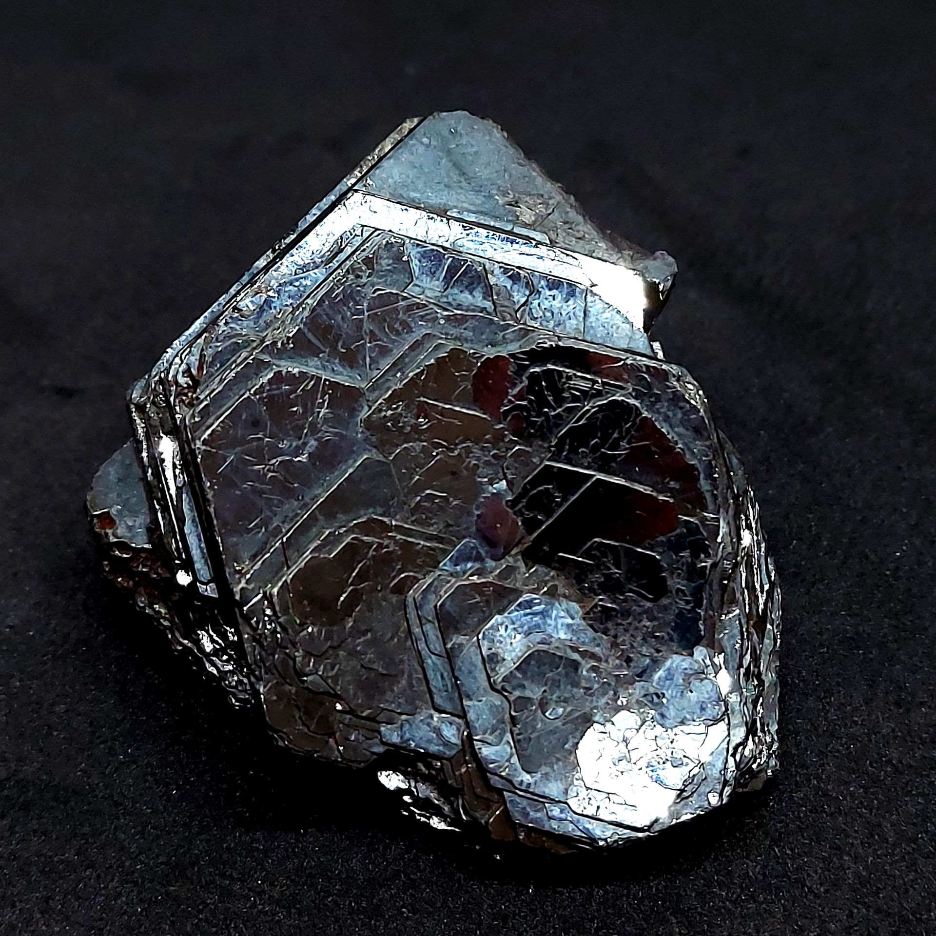 HEMATITE - 283 gr HEMATITE "Rose de fer" in einer Schicht aus schwarzen Metallbl&hellip;