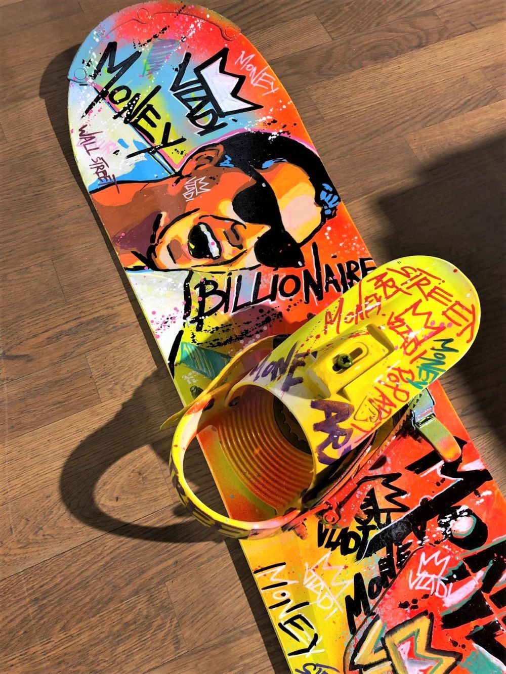 Art Vladi - Snowboard, 2018 Art Vladi - 滑雪板, 2018

雪板上的混合媒体
由艺术家亲笔签名
独特的艺术作品，26 &hellip;