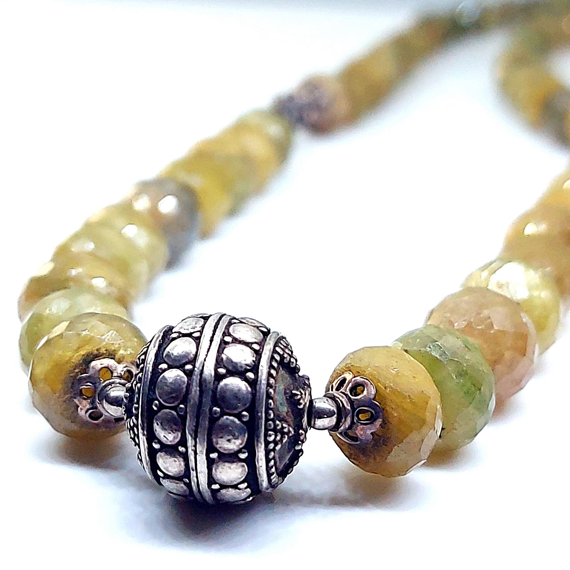 Collier argent avec Perles d'Emeraudes - Brésil 祖母绿珍珠项链 - 这条银质金属项链由60颗半透明的抛光和刻面的&hellip;