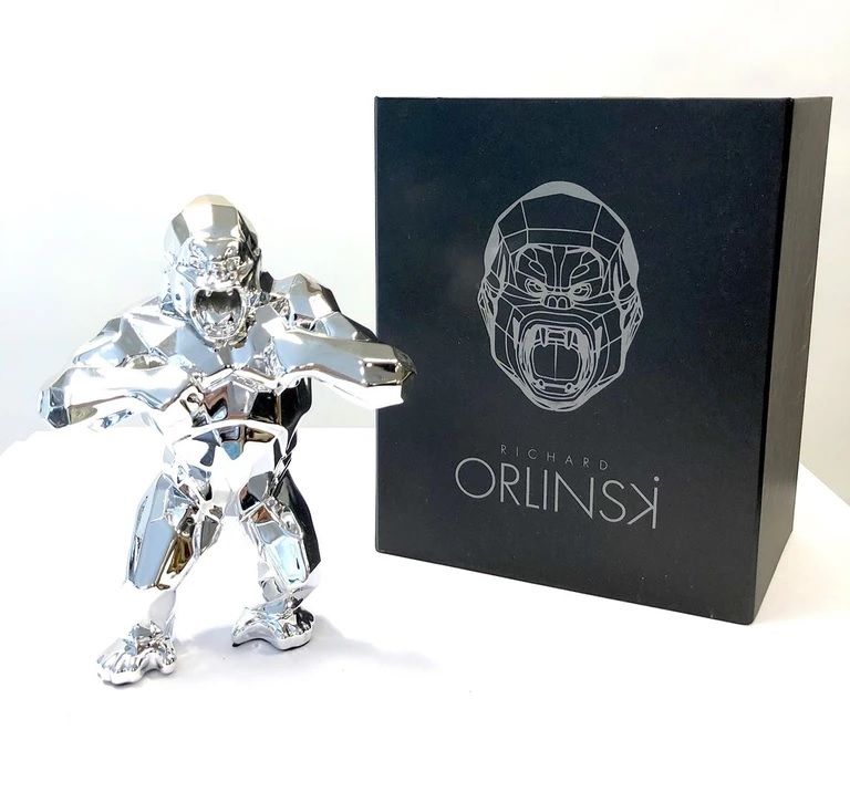 ORLINSKI 艺术家R. ORLINSKI的KONG雕塑。冷铸树脂（13*10厘米）。 
标题： KONG SPIRIT SILVER 2022
直接来自奥&hellip;