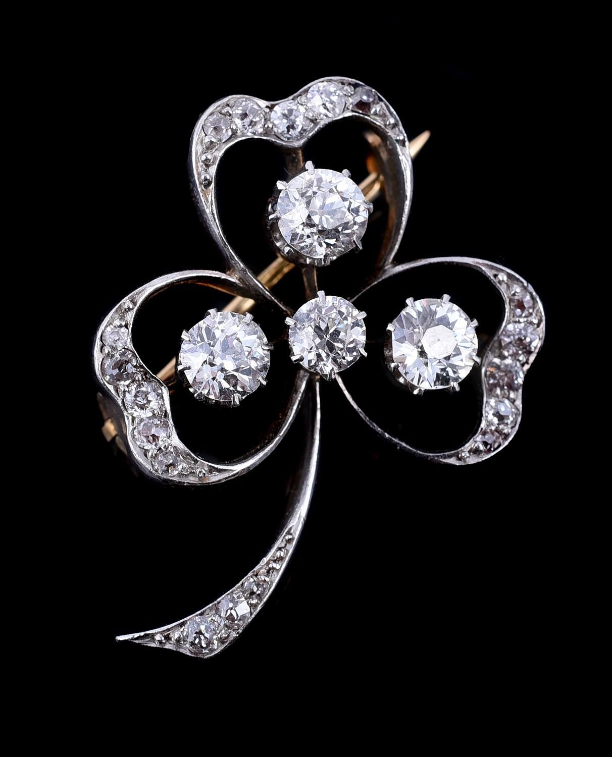 An Edwardian diamond clover leaf brooch 爱德华时代的钻石三叶草胸针，三片穿孔的叶子，每片叶子的中心都有一颗老式明亮型切割&hellip;