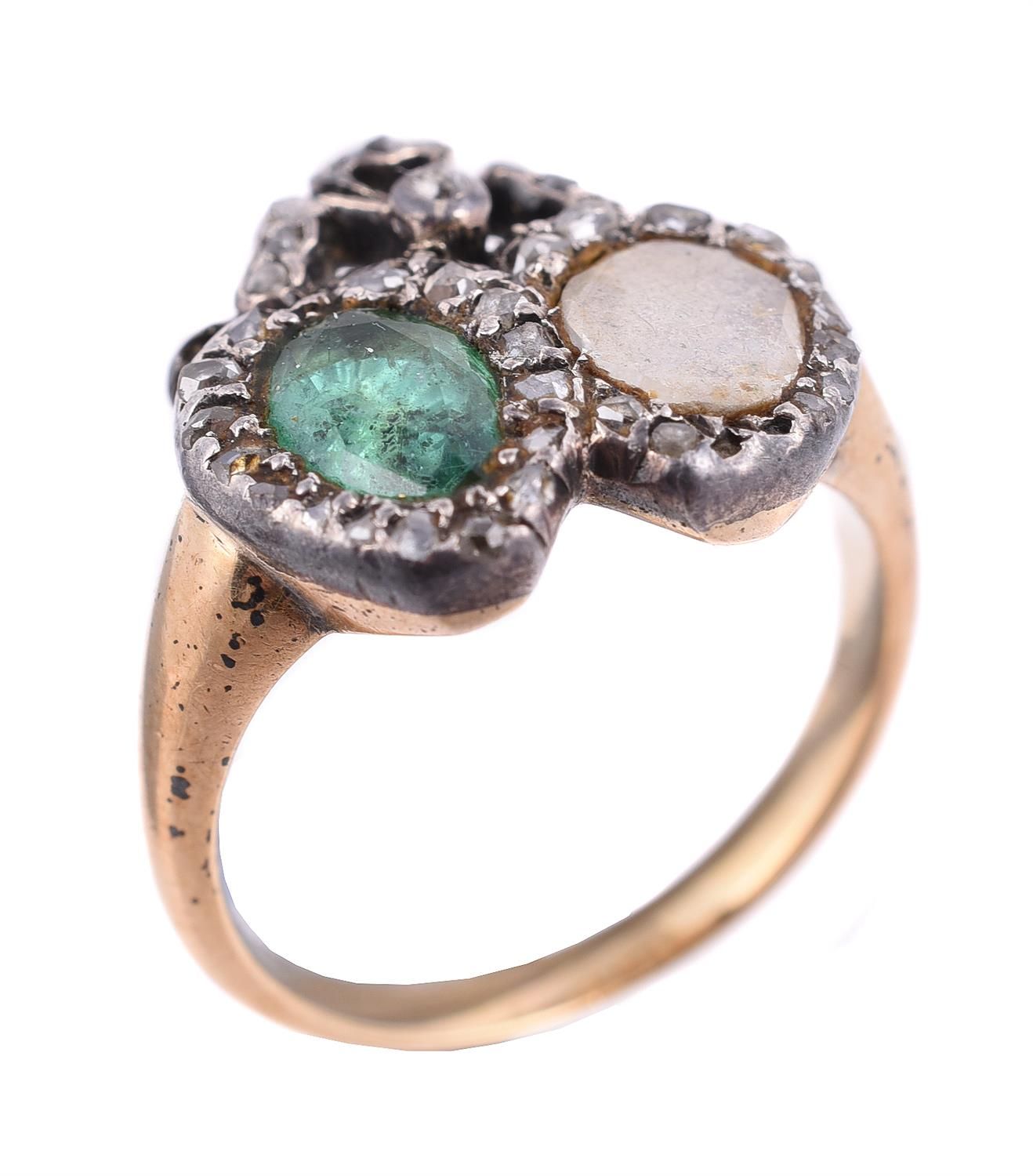 An emerald and diamond double heart ring 祖母绿和钻石双心戒指，两颗心的中心是一颗梨形切割的祖母绿和一颗玫瑰形切割的钻石&hellip;