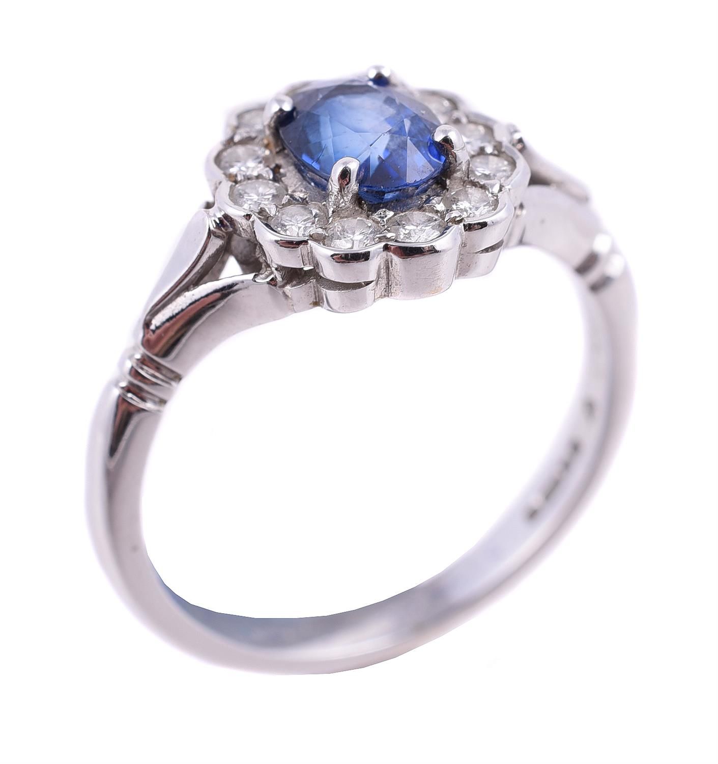 A sapphire and diamond cluster ring Anillo de zafiro y diamantes, zafiro de tall&hellip;