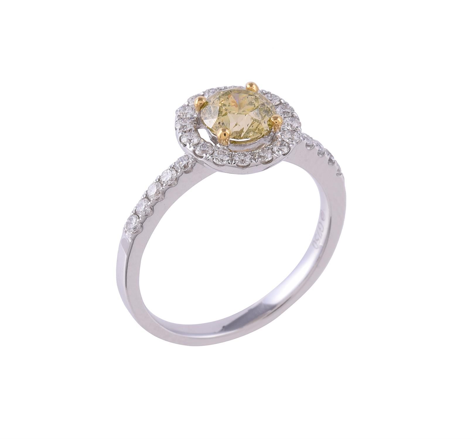 A diamond and yellow diamond cluster ring Bague en diamant et diamant jaune, le &hellip;