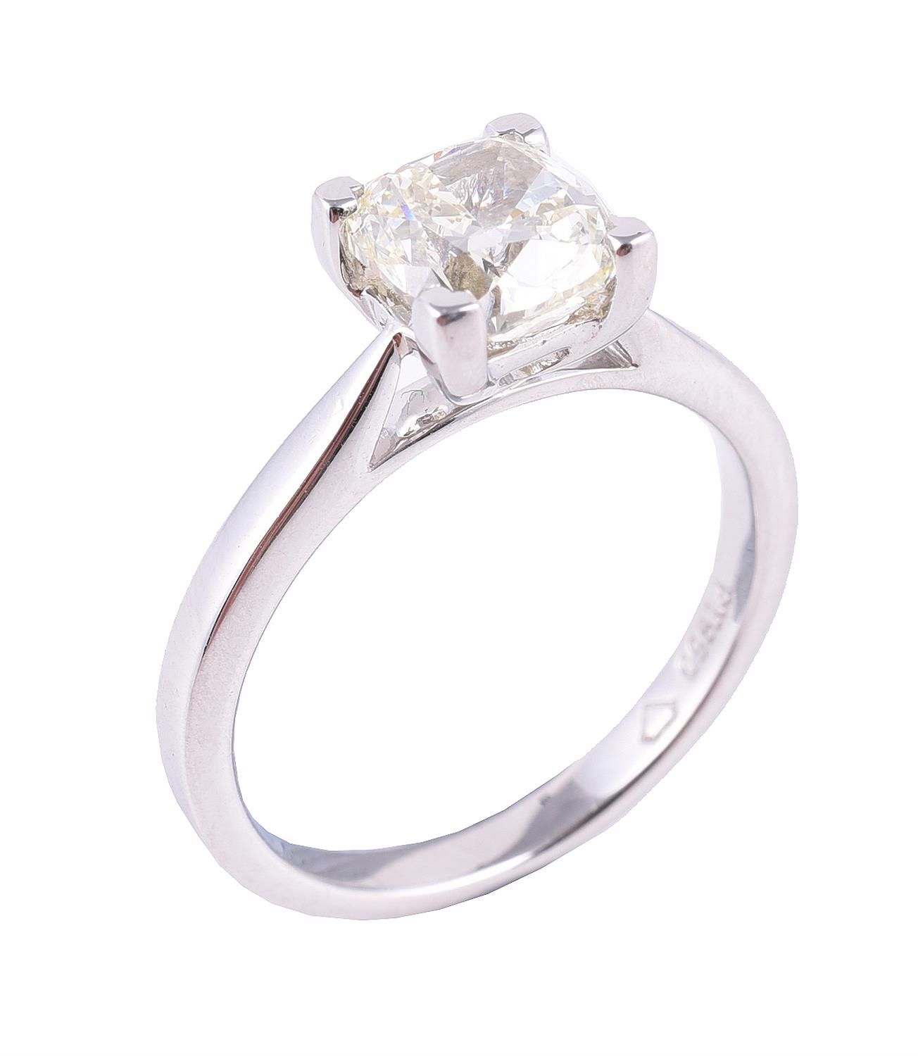 A light yellow diamond single stone ring Un anello a pietra singola con diamante&hellip;