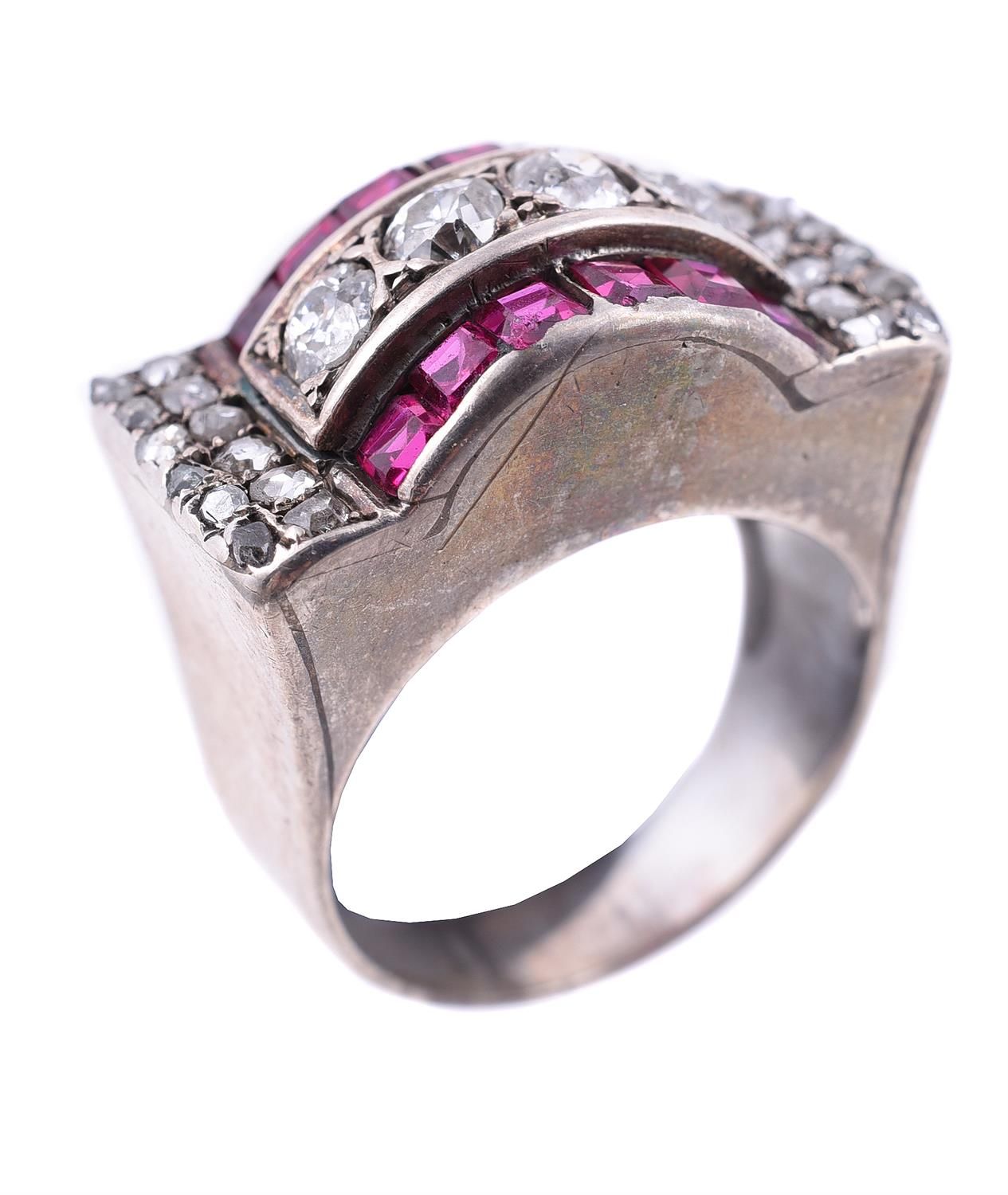 A 1940s synthetic ruby and diamond Odeonesque dress ring Un anello da abito Odeo&hellip;