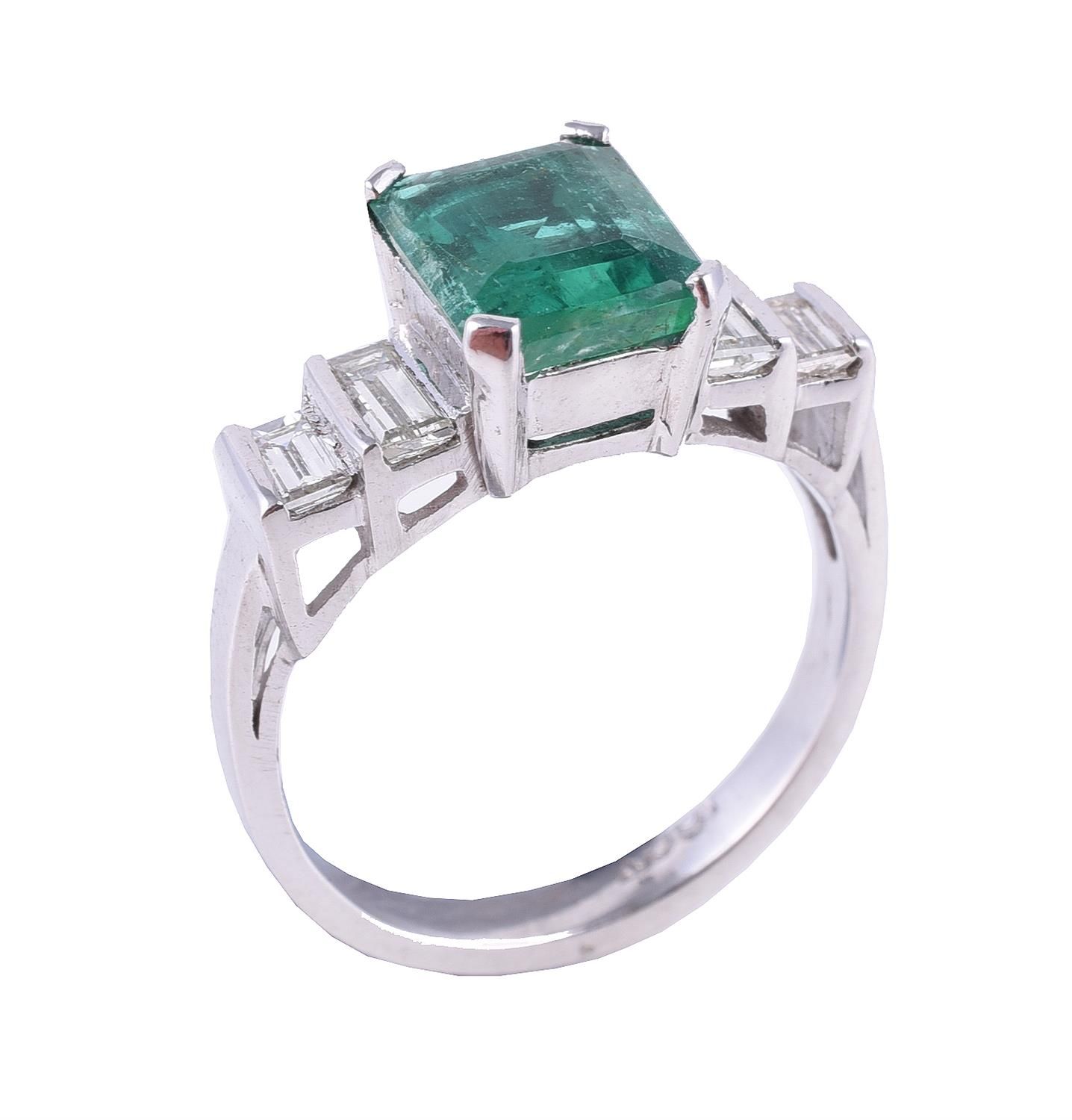 An emerald and diamond five stone ring 祖母绿和钻石五石戒指，中央的阶梯式切割祖母绿带有斜角，两边是两对阶梯式切割钻石，共&hellip;