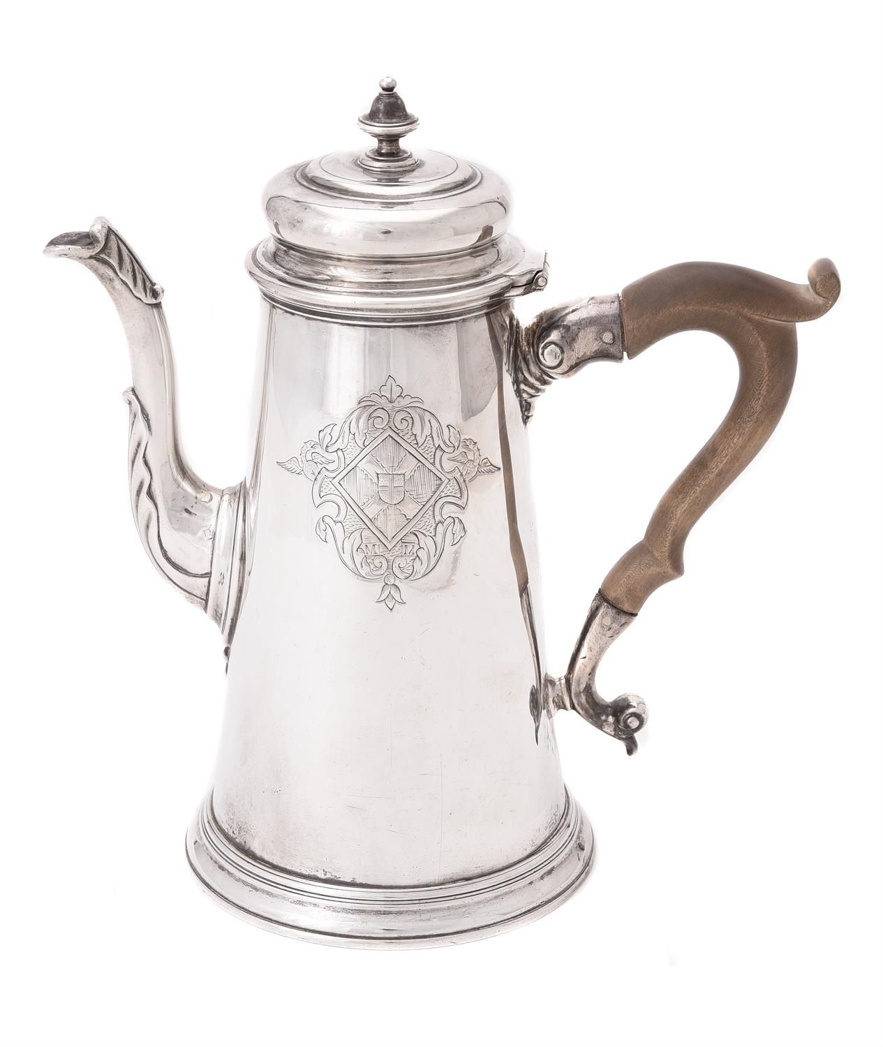 A George III silver tapering coffee pot Une cafetière effilée en argent George I&hellip;