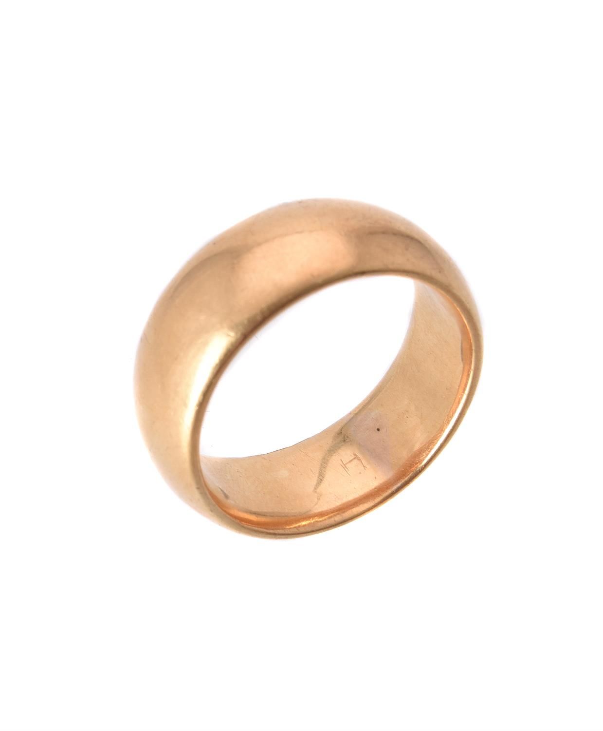 An 18 carat gold broad band ring Un anello a fascia larga in oro 18 carati, la f&hellip;