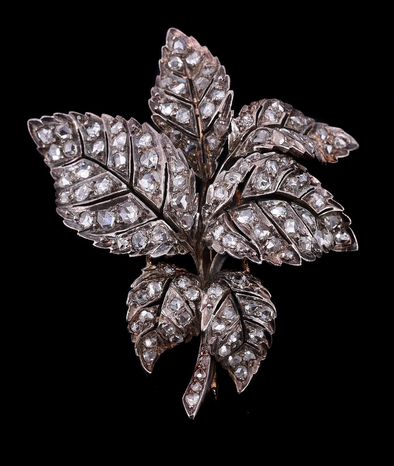 A diamond leaf brooch/pendant Un broche/colgante de hojas de diamantes, las hoja&hellip;