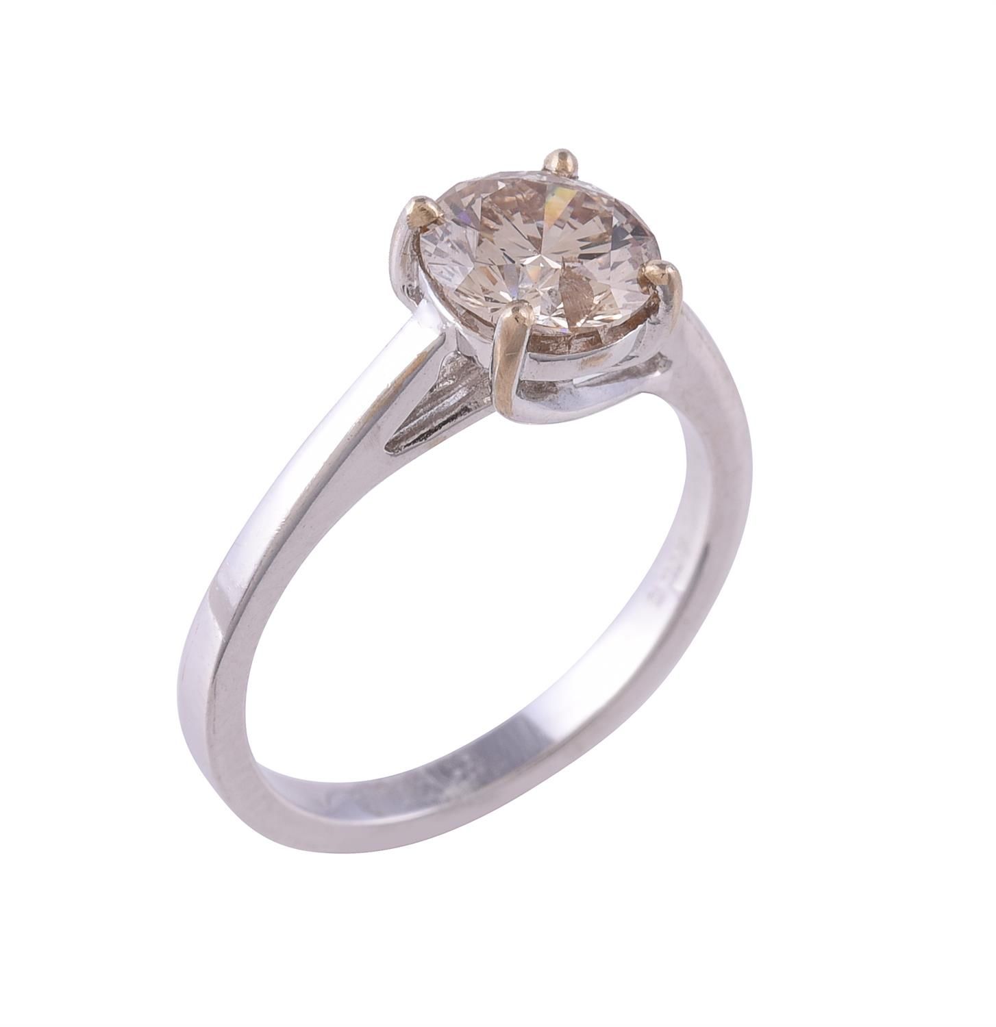 A diamond single stone diamond ring 单石钻石戒指，四爪镶嵌的明亮式切割钻石，估计重达1.40克拉，肩部抛光，带有部分18K金&hellip;