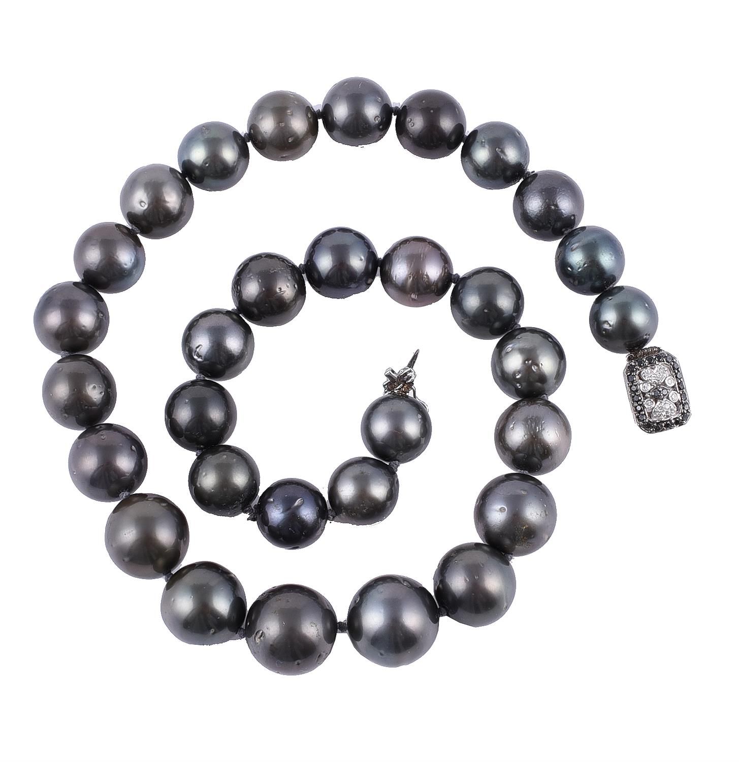 A Tahitian cultured pearl necklace with diamond clasp 大溪地养殖珍珠项链，带钻石扣，分级养殖珍珠直径为11&hellip;