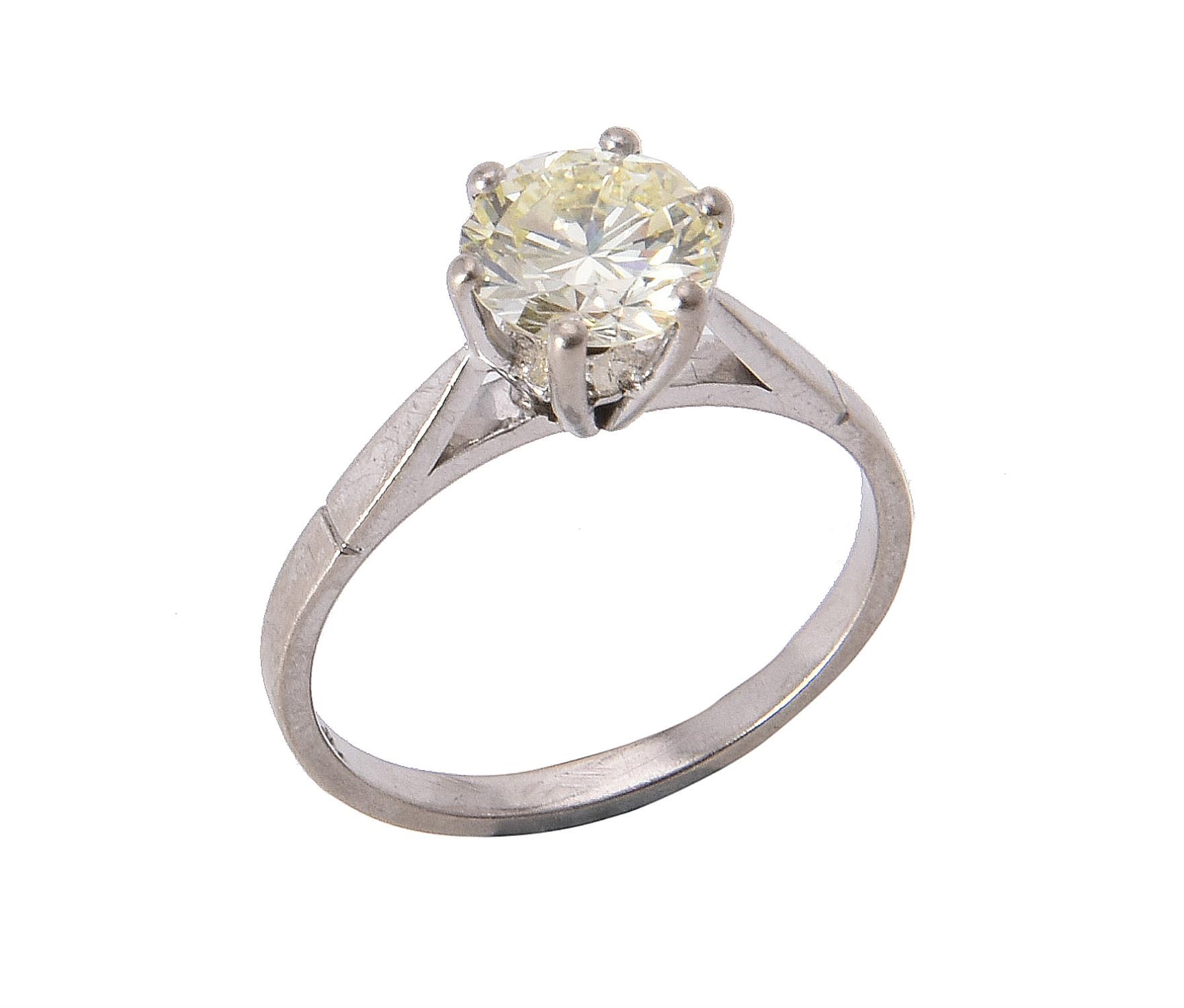 A single stone diamond ring 一枚单石钻石戒指，明亮式切割钻石估计重1.56克拉，六爪镶嵌，手指尺寸为P 1/2，总重3.4克