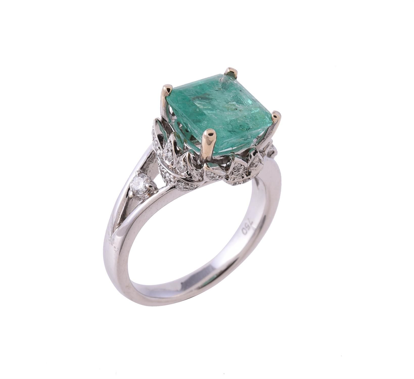 An emerald and diamond dress ring 祖母绿和钻石戒指，阶梯形切割的祖母绿有斜角，用四个爪子镶嵌，与明亮式切割的钻石镶嵌在一起，共&hellip;