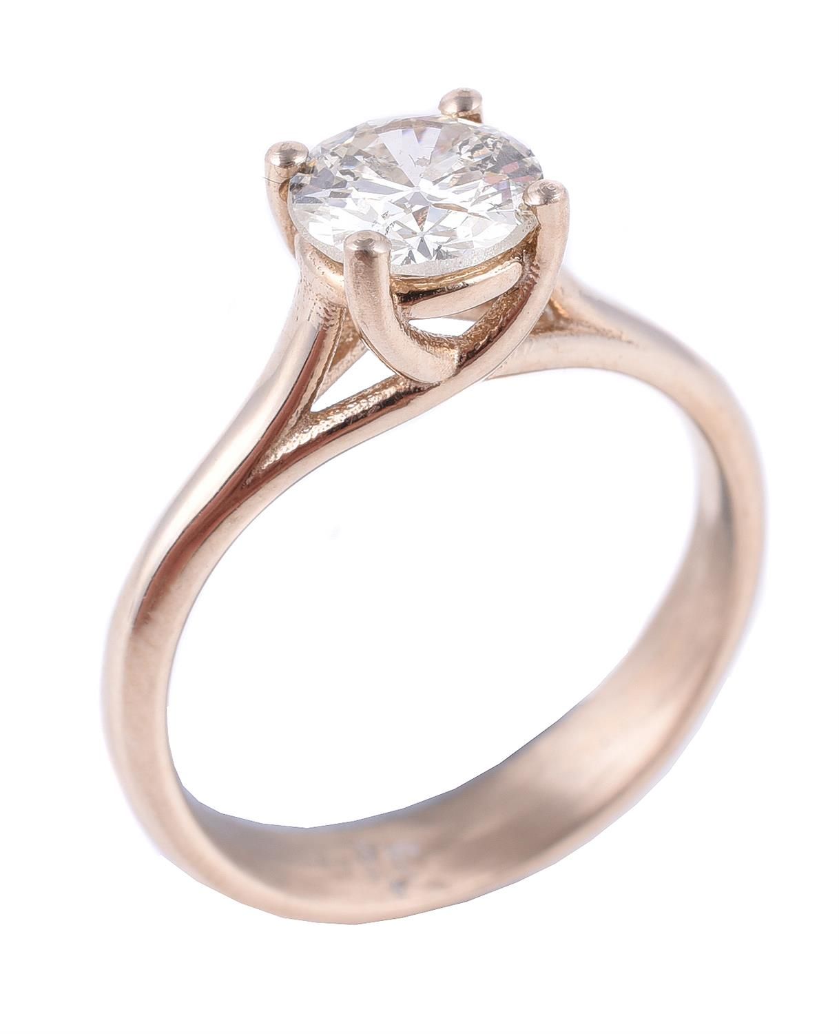 A diamond single stone ring 一枚钻石戒指，明亮式切割钻石估计重0.92克拉，四爪镶嵌，手指尺寸N 1/2，总重4.1克