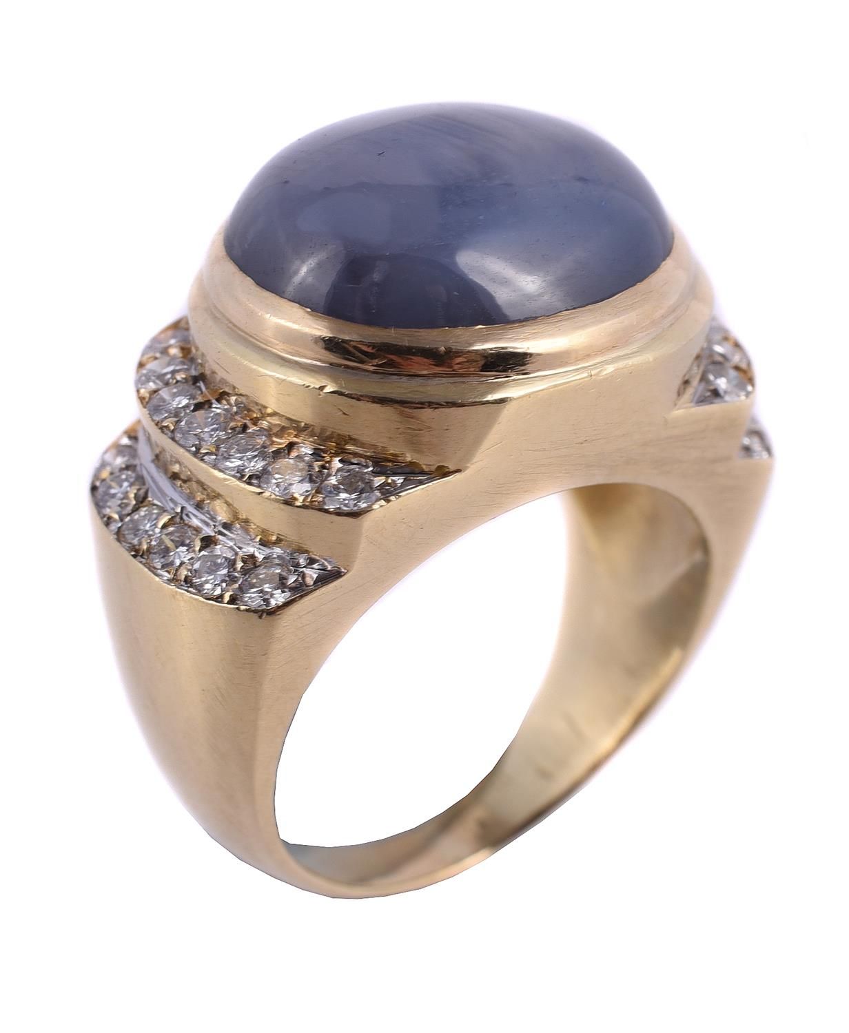 A star sapphire and diamond ring 一枚星形蓝宝石和钻石戒指，夹头镶嵌椭圆形凸圆形星形蓝宝石，肩部镶嵌阶梯式明亮式切割钻石，共重约&hellip;