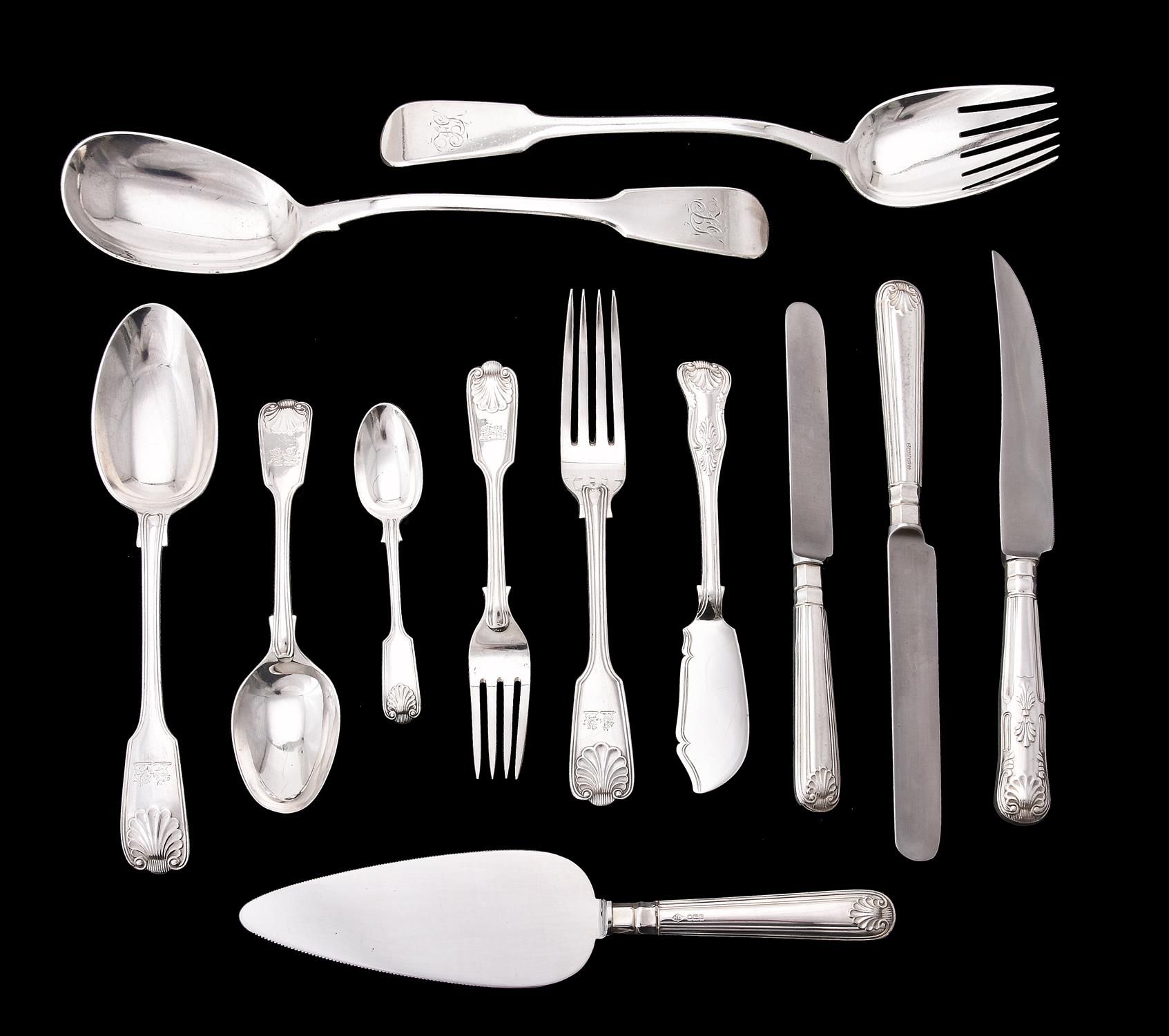 A collection of silver fiddle, shell and thread pattern flatware Colección de cu&hellip;