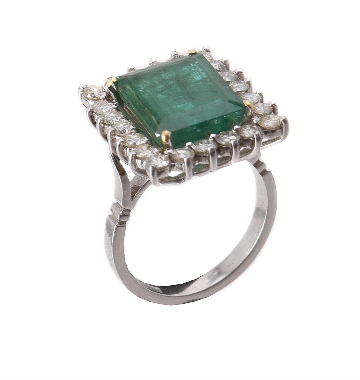 An emerald and diamond cluster dress ring 一枚祖母绿和钻石群镶戒指，阶梯形切割的祖母绿带有斜角，周围是明亮式切割的钻石&hellip;