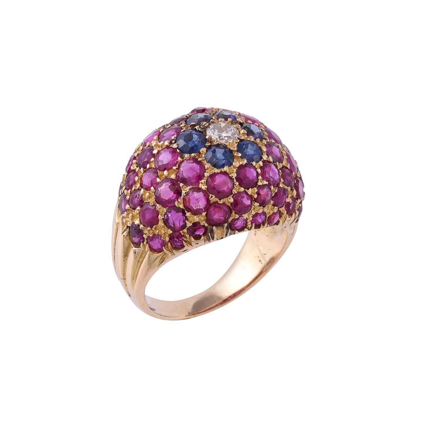 A ruby, sapphire and diamond bombé ring 一枚红宝石、蓝宝石和钻石bombé戒指，密镶圆顶，中央是一颗明亮式切割的钻石，周&hellip;