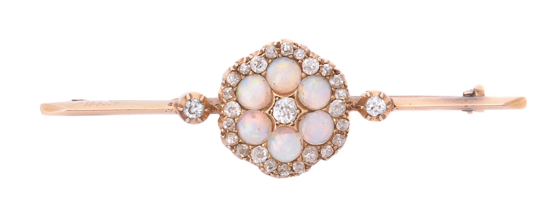 A late Victorian opal and diamond cluster bar brooch Une broche à barre en opale&hellip;