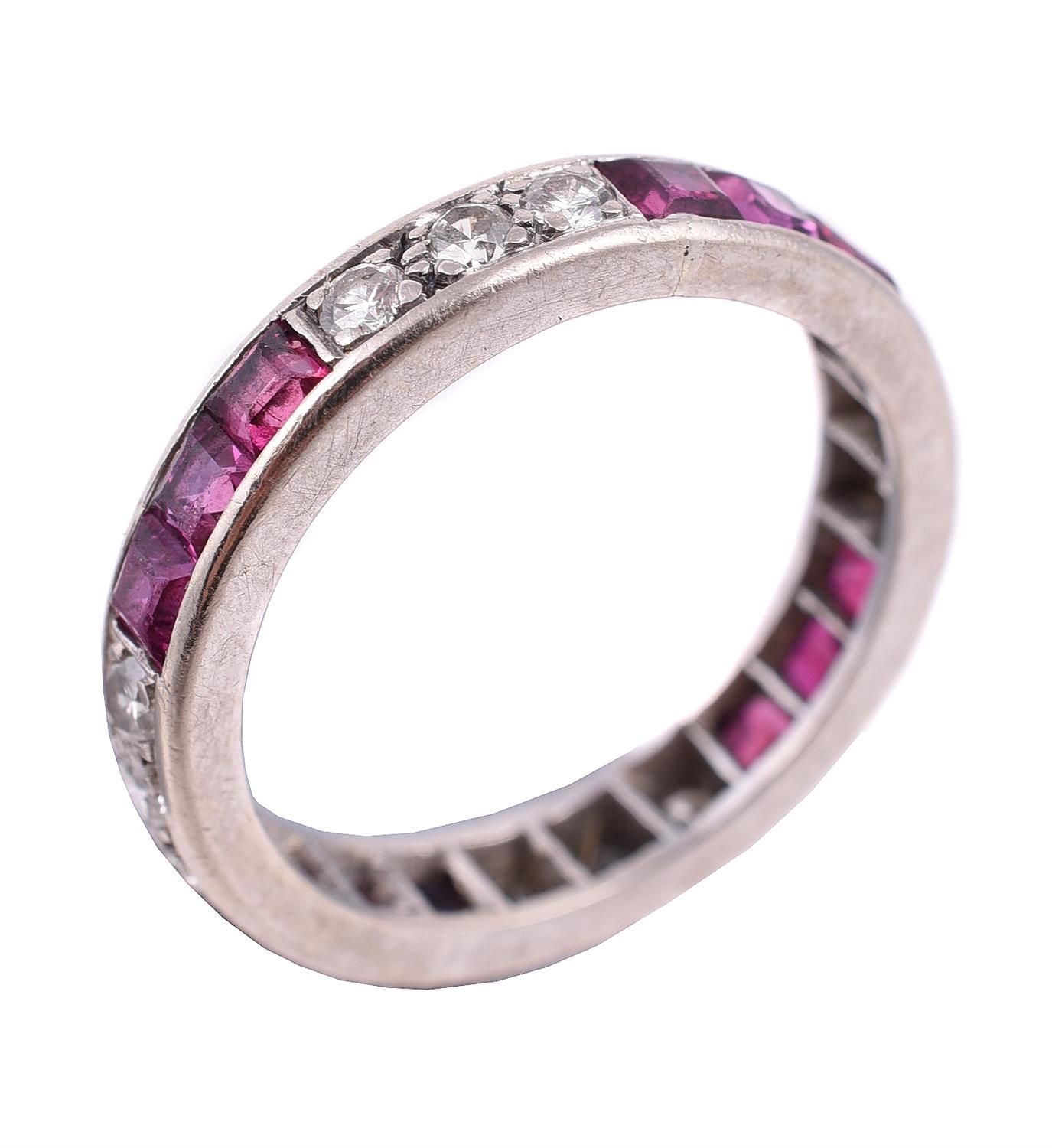 A ruby and diamond eternity ring Ein Rubin- und Diamantring für die Ewigkeit, ei&hellip;