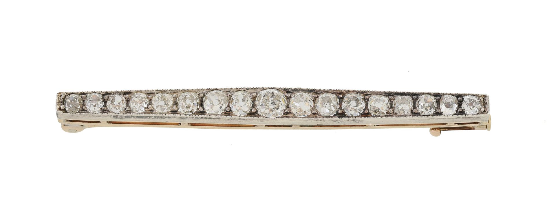A late Victorian diamond bar brooch 一枚维多利亚时代后期的钻石条形胸针，约1900年，金底银条上镶嵌着分级的老式切割钻石，总&hellip;