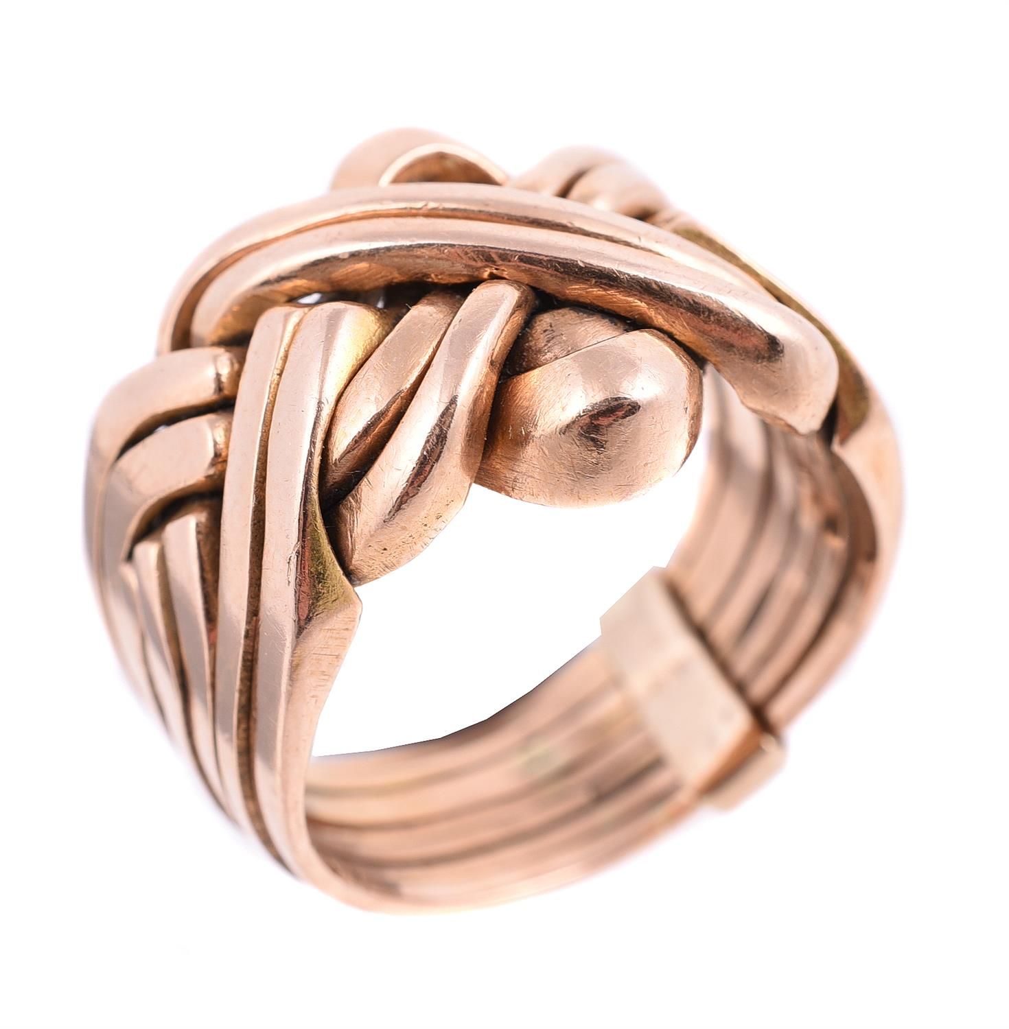 A gold coloured puzzle ring Anillo rompecabezas de oro, con ocho secciones entre&hellip;