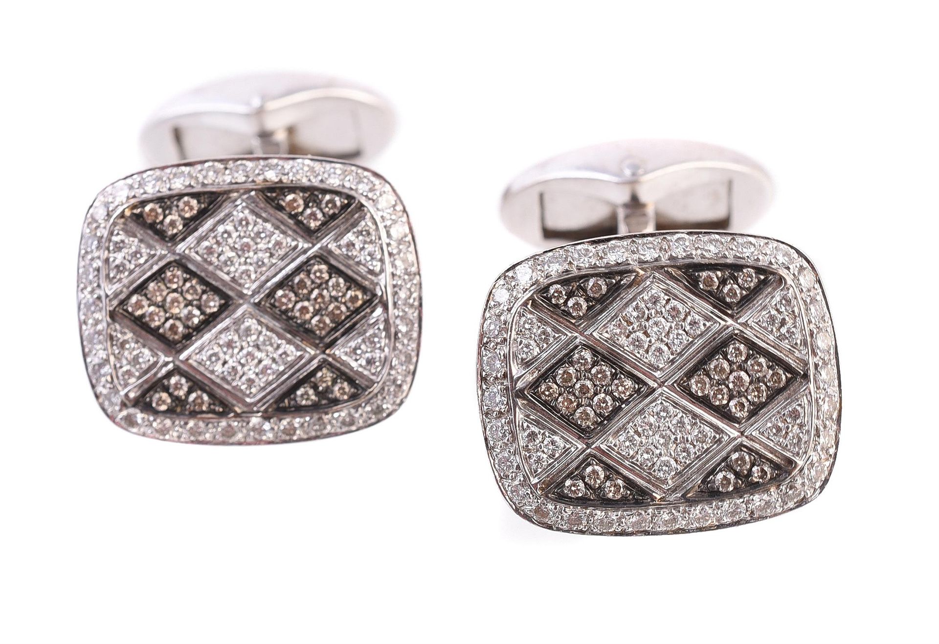 A pair of diamond cufflinks by Mouawad 一对由Mouawad设计的钻石袖扣，枕形面板上密镶钻石和棕色钻石，总重约1.36克&hellip;