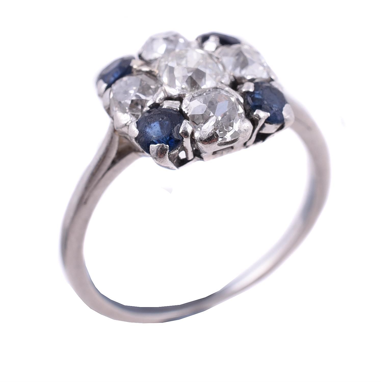 A sapphire and diamond cross cluster ring Un anello a grappolo con croce di zaff&hellip;