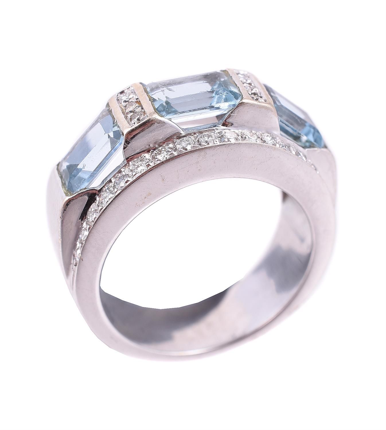 An aquamarine and diamond dress ring Une bague de robe en aigue-marine et diaman&hellip;