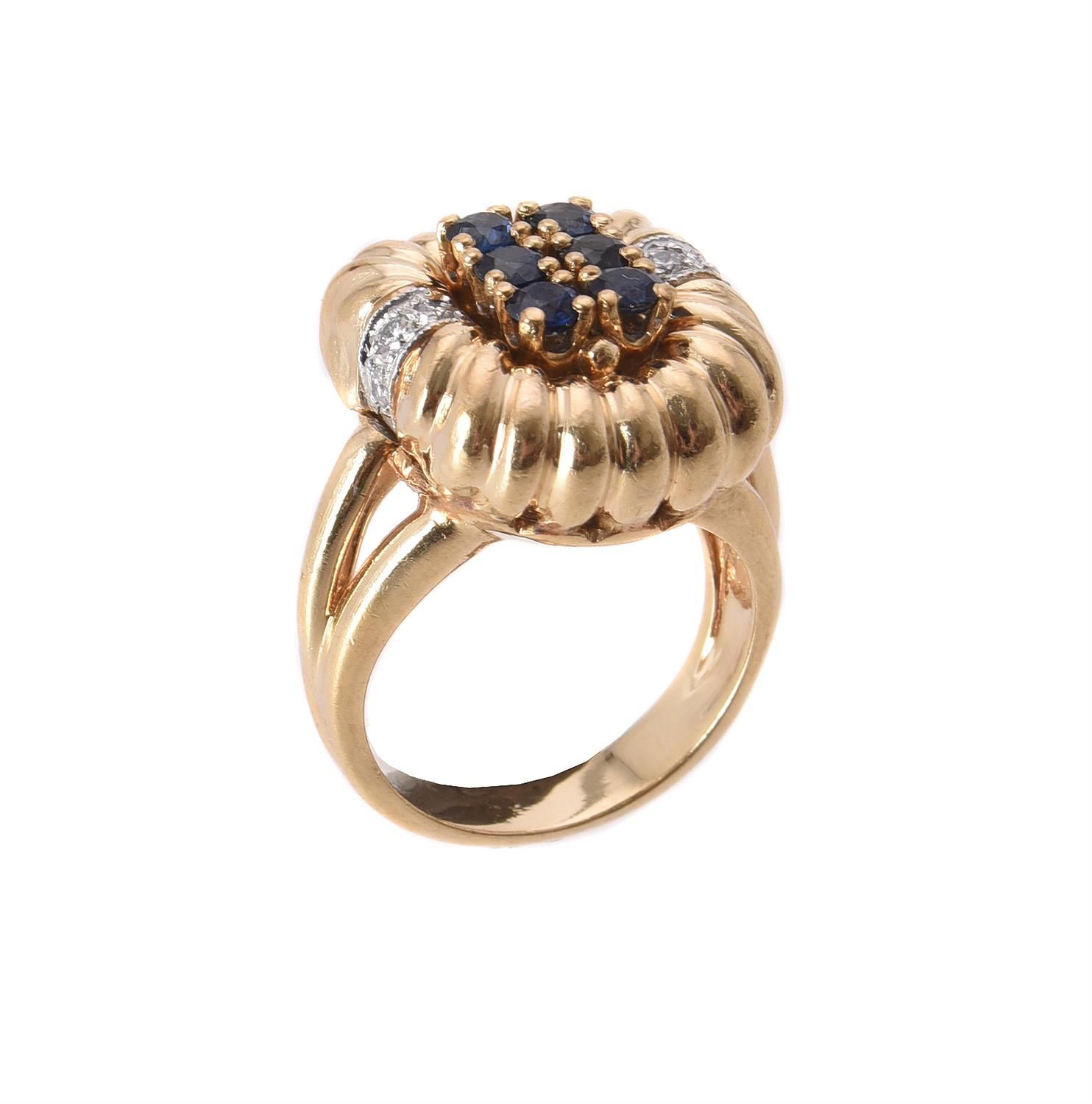 A sapphire and diamond dress ring by Dankneri Dankneri制作的蓝宝石和钻石礼服戒指，枕形面板中央镶嵌着六颗圆&hellip;