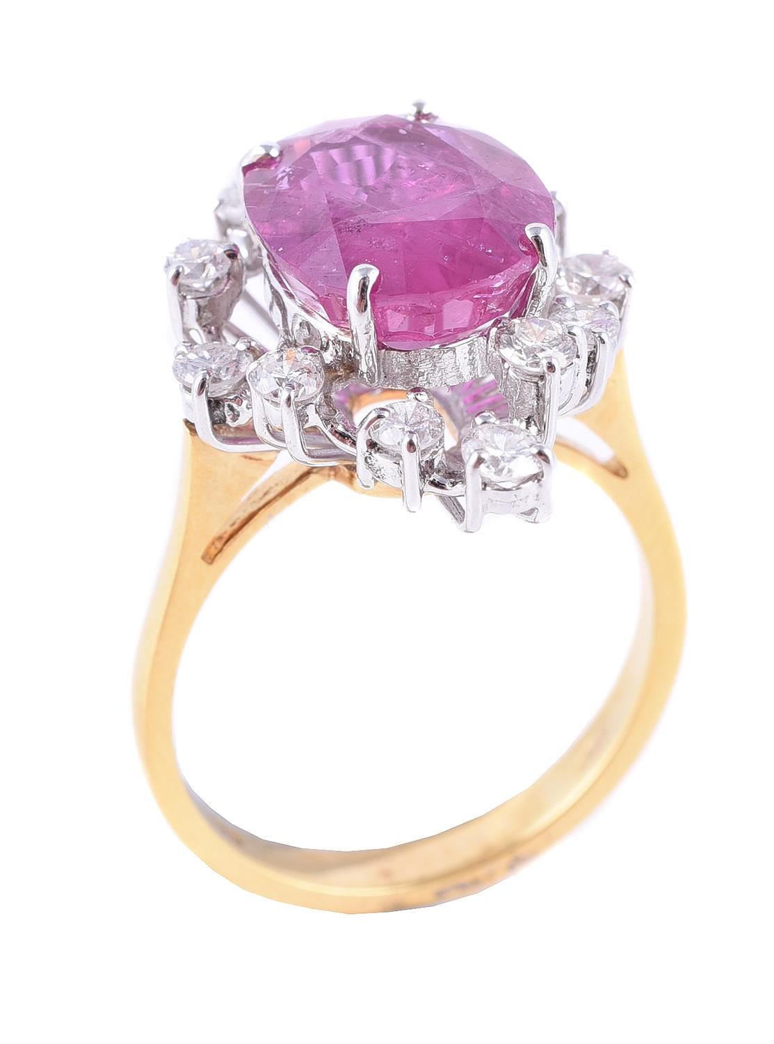 A sapphire and diamond cluster dress ring 蓝宝石和钻石戒指，椭圆形切割的粉色蓝宝石环绕着明亮式切割的钻石，共重约0.5&hellip;