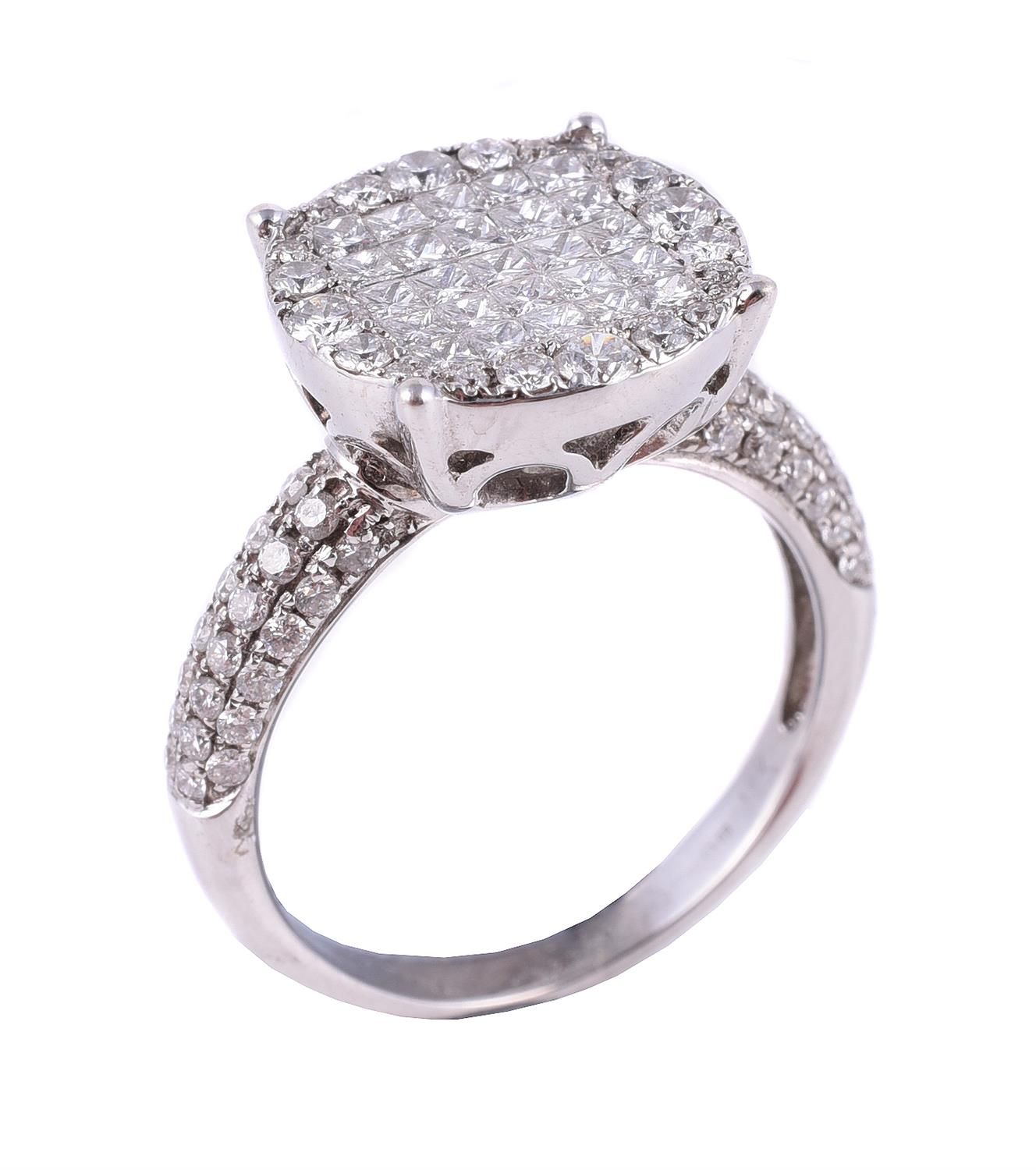 A diamond cluster dress ring Une bague de robe en grappe de diamants, le panneau&hellip;