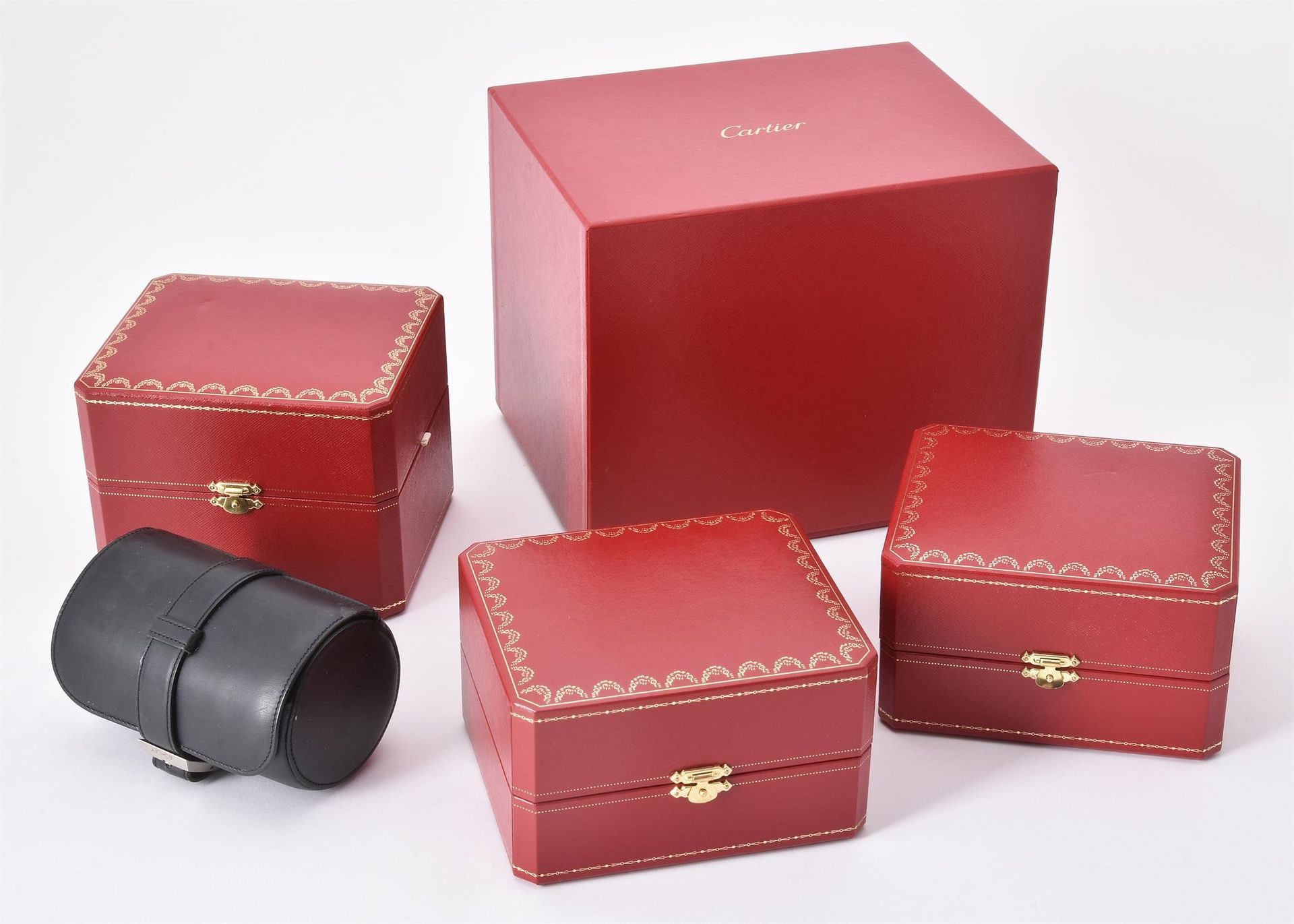 Cartier, a red leather watch box 卡地亚，一个红色真皮表盒，打开后是黑色绒面革的内部，掀开后是四个托盘的隔间，里面有一个卡地亚放&hellip;