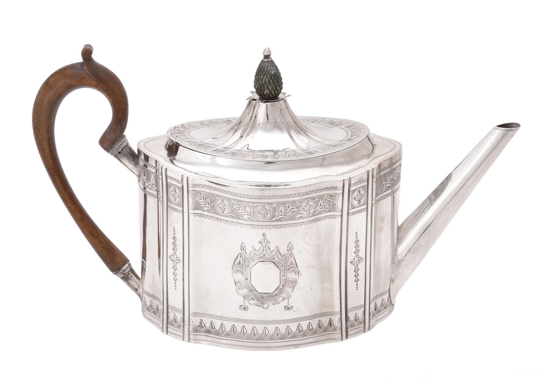 A George III Irish silver shaped oval tea pot Théière ovale en argent irlandais &hellip;