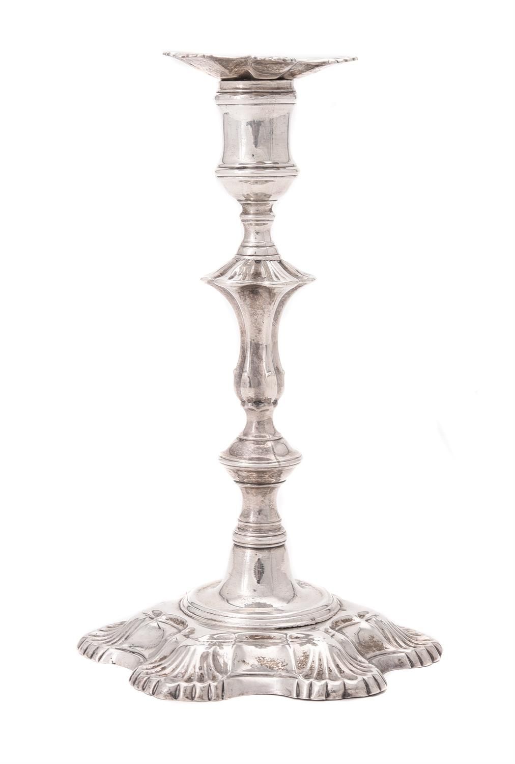 A George III cast silver candlestick by Ebenezer Coker Chandelier en argent moul&hellip;