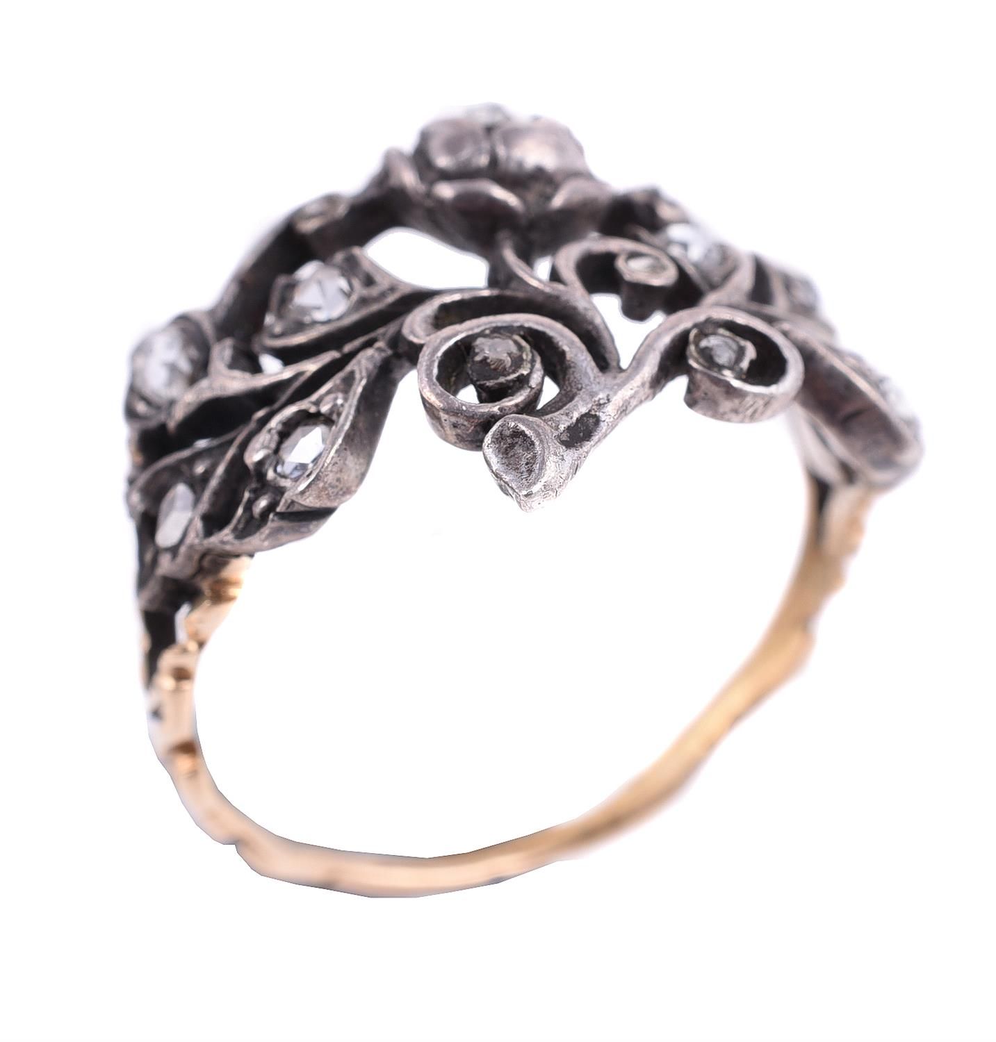 An early 20th century diamond giardinetti ring 一枚20世纪初的钻石戒指，穿孔卷轴板，有叶子和玫瑰的细节，分叉的肩&hellip;