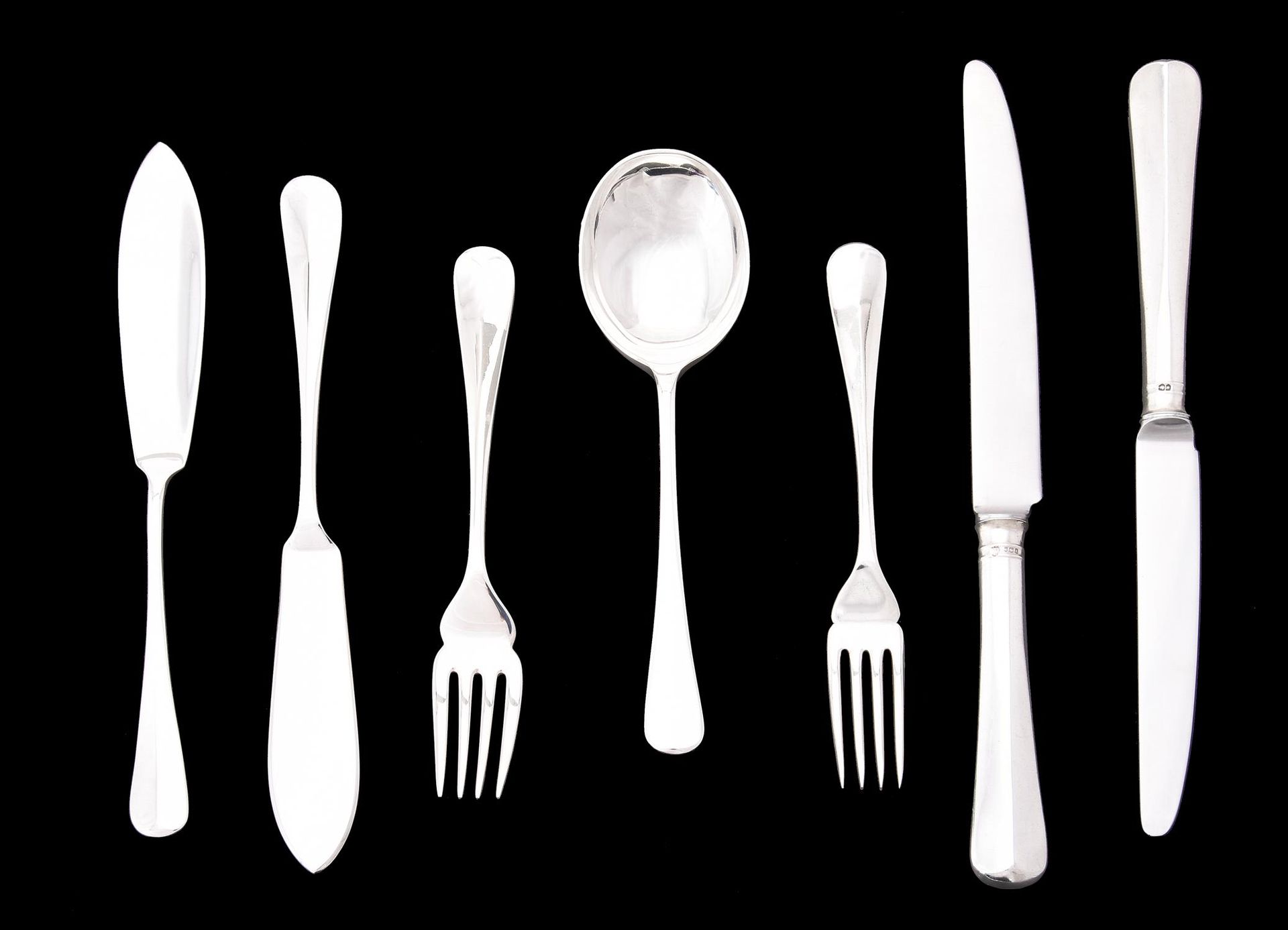 A collection of silver Hanoverian rat tail pattern flatware Colección de cuberte&hellip;