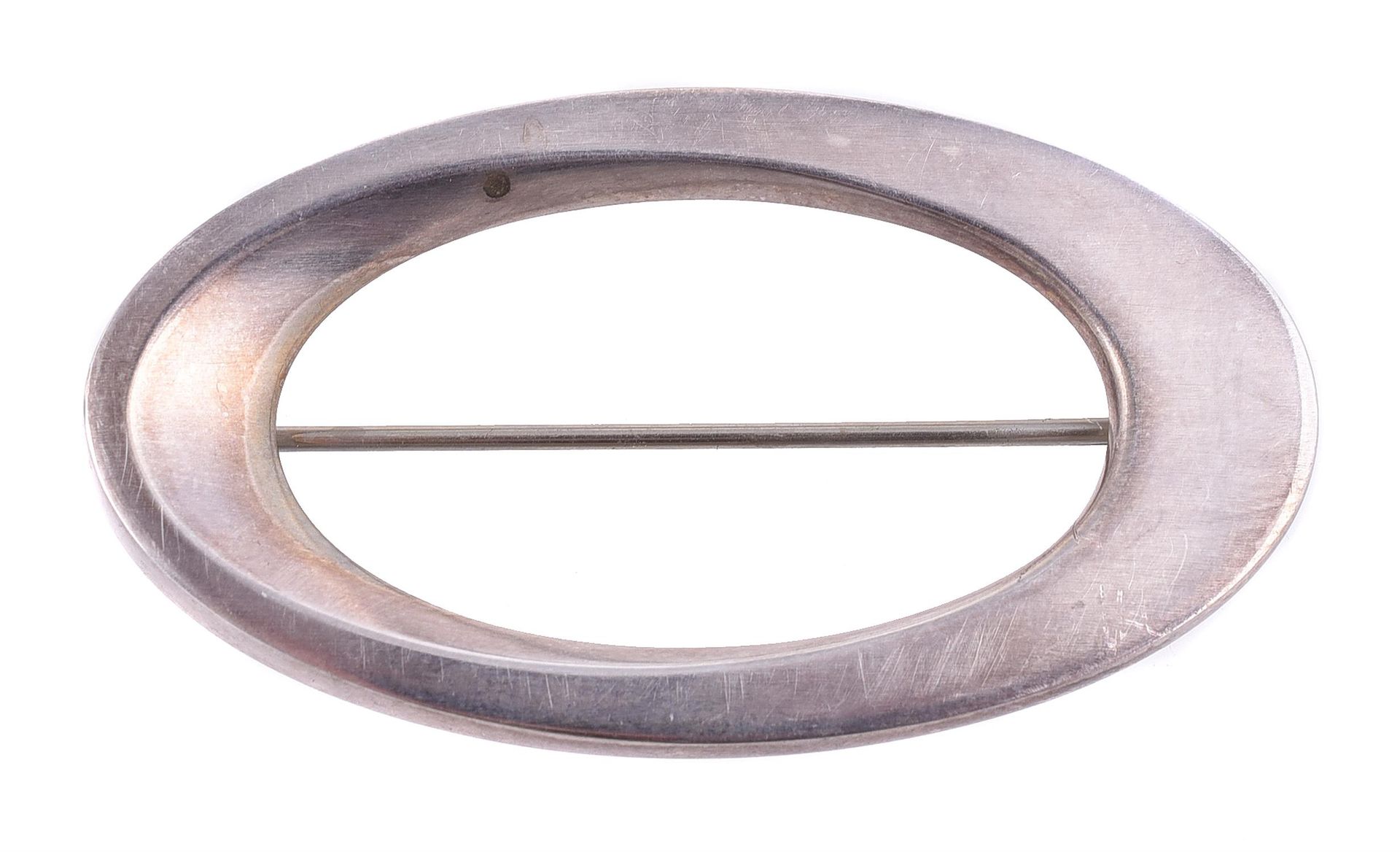 A silver oval brooch by Hans Hansen for Georg Jensen 汉斯-汉森为乔治-延森设计的椭圆形银质胸针，穿孔抛光的&hellip;