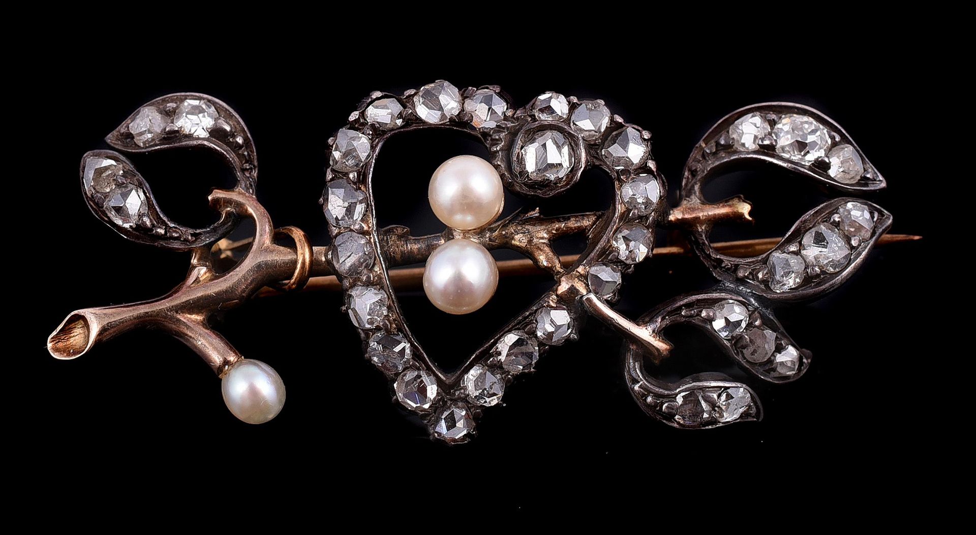 A late Victorian rose cut diamond and pearl mistletoe and heart brooch Une broch&hellip;