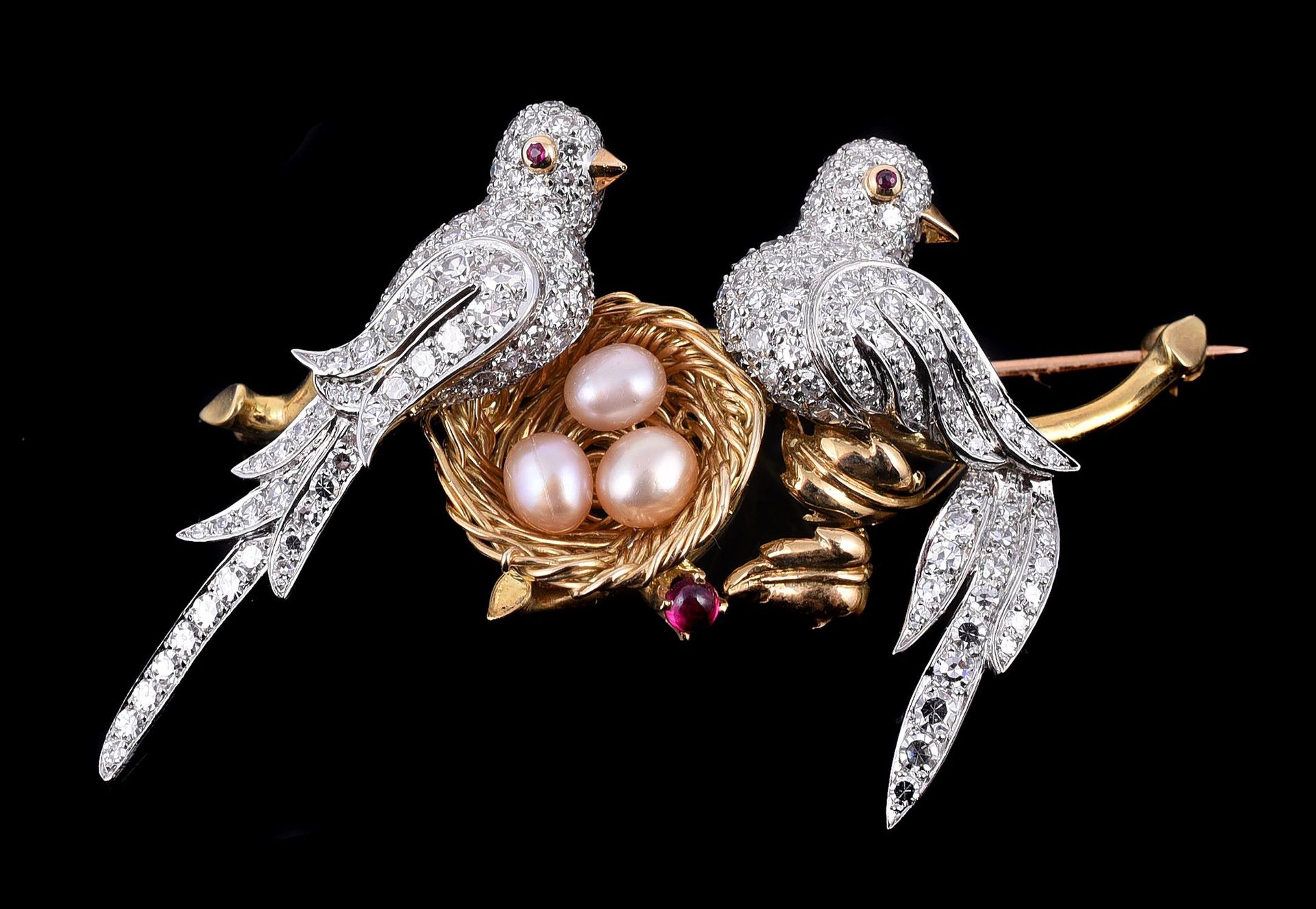 A diamond, ruby and simulated pearl lovebirds brooch 一枚钻石、红宝石和仿真珍珠爱情鸟胸针，两只鸟有红宝石的&hellip;