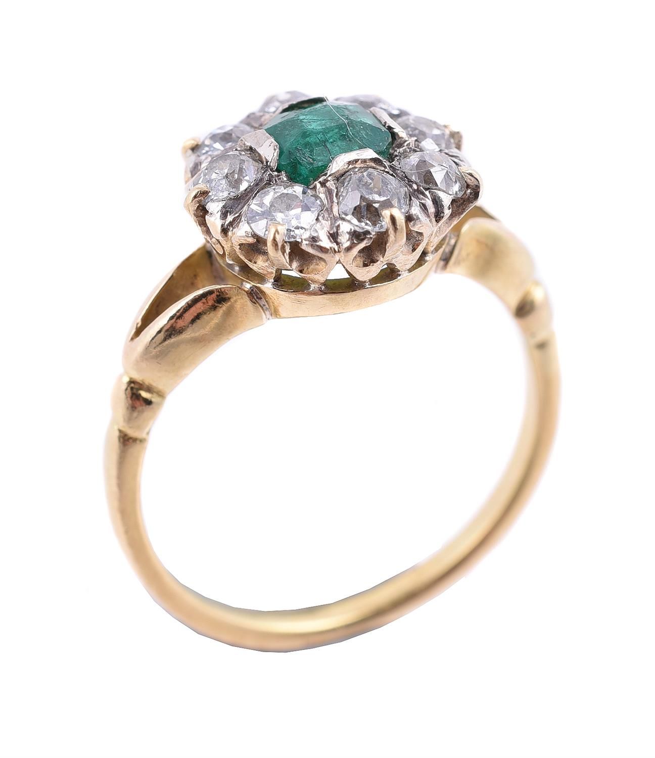 An emerald and diamond cluster ring Une bague à émeraude et diamant, l'émeraude &hellip;