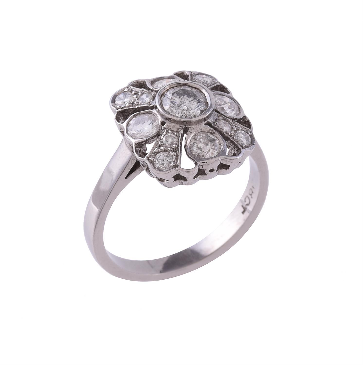 A diamond panel ring 镶钻戒指，长方形穿孔镶有明亮式切割钻石，共重约0.92克拉，印有18克拉，手指尺寸为O，总重4.9克。