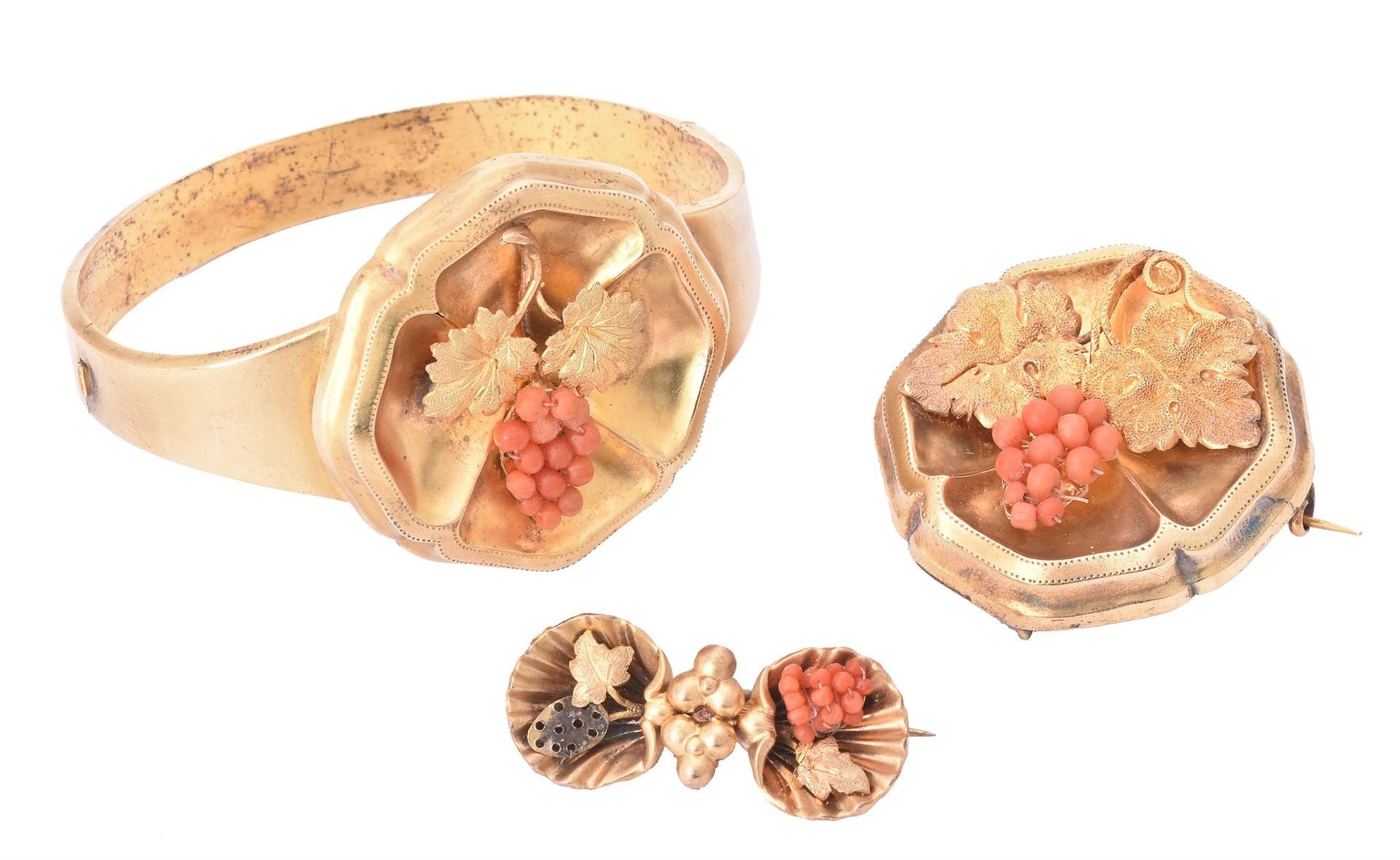 Y A Victorian coral and gold bangle and brooch suite 
Y 一套维多利亚时期的珊瑚和黄金手镯和胸针，铰链式手&hellip;
