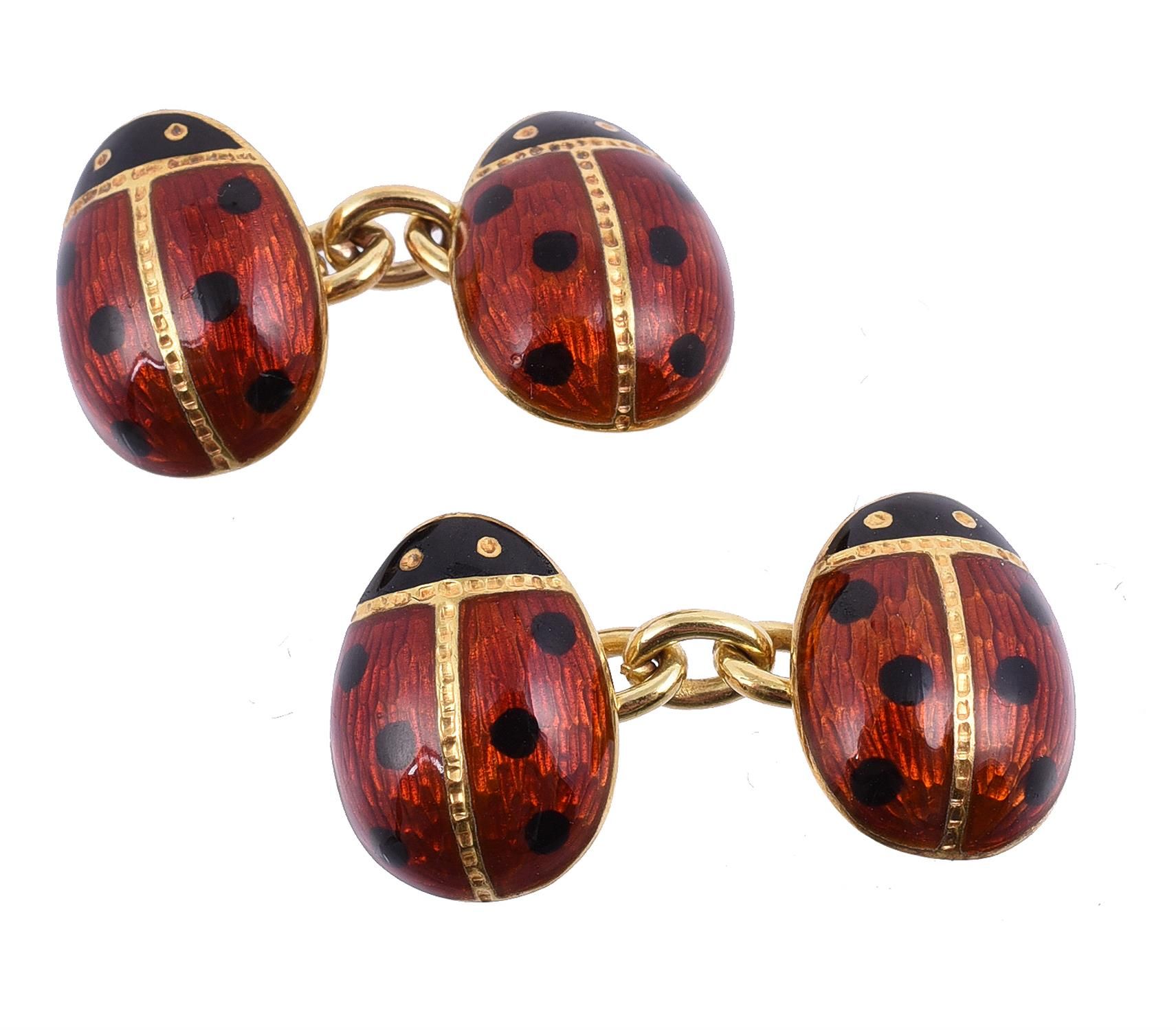 A pair of enamelled ladybird cufflinks 一对珐琅彩瓢虫袖扣，椭圆形的瓢虫面板上有红色和黑色的珐琅彩装饰，长1.4厘米，纽扣&hellip;