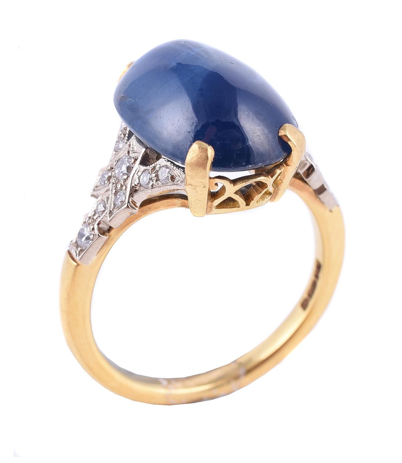 A Sapphire and Diamond Ring 蓝宝石和钻石戒指，四爪镶嵌的椭圆形凸圆形蓝宝石，肩部镶嵌异形明亮式切割钻石，18K金印记，手指尺寸M 1&hellip;