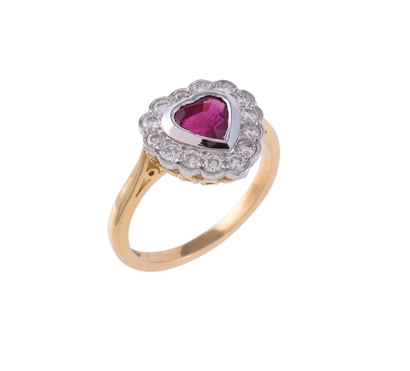 A ruby and diamond heart shaped cluster ring Anillo de rubí y diamantes en forma&hellip;